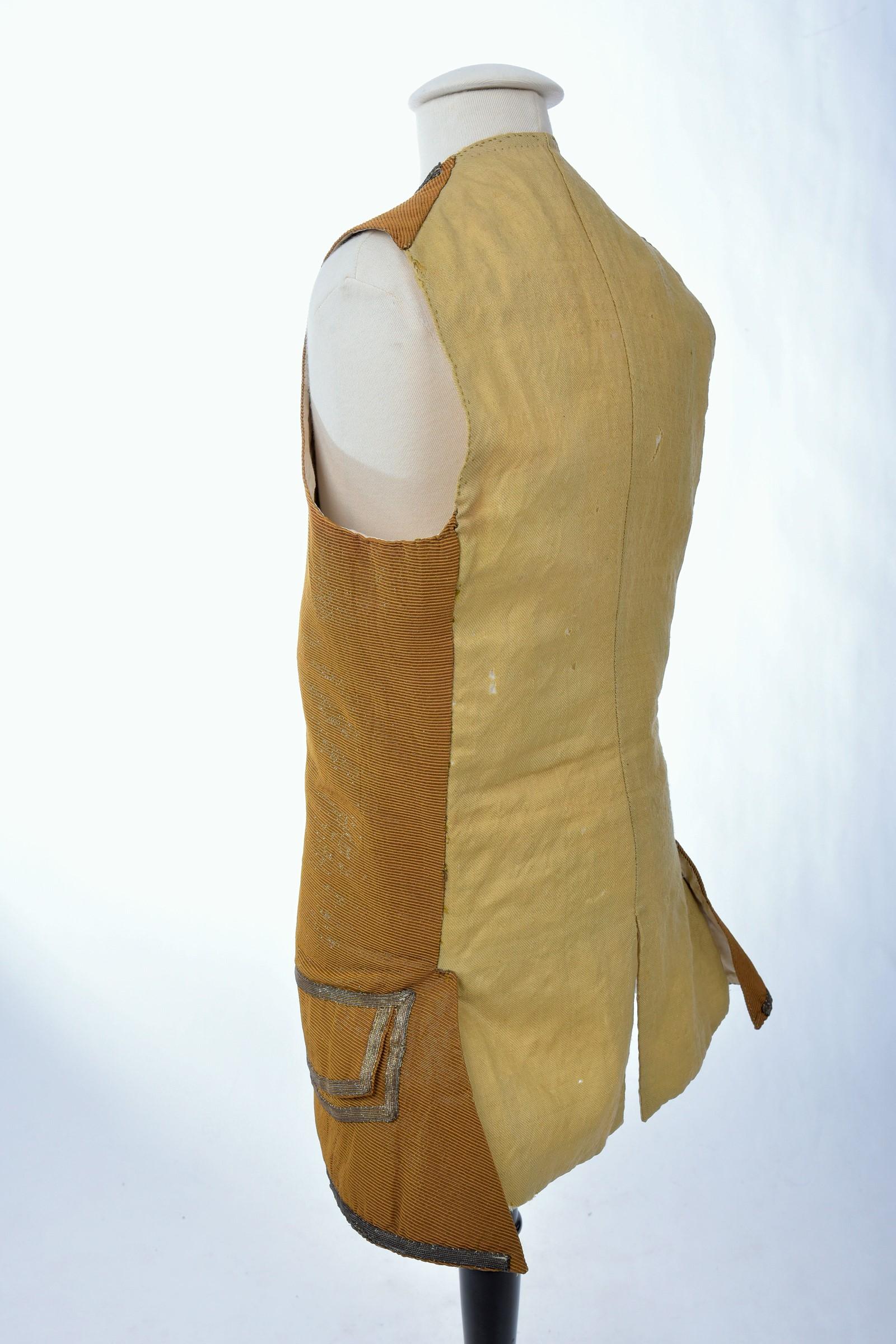 A French Waistcoat in gold Lamé Cannelé Silk - Louis XV period Circa 1760 For Sale 6