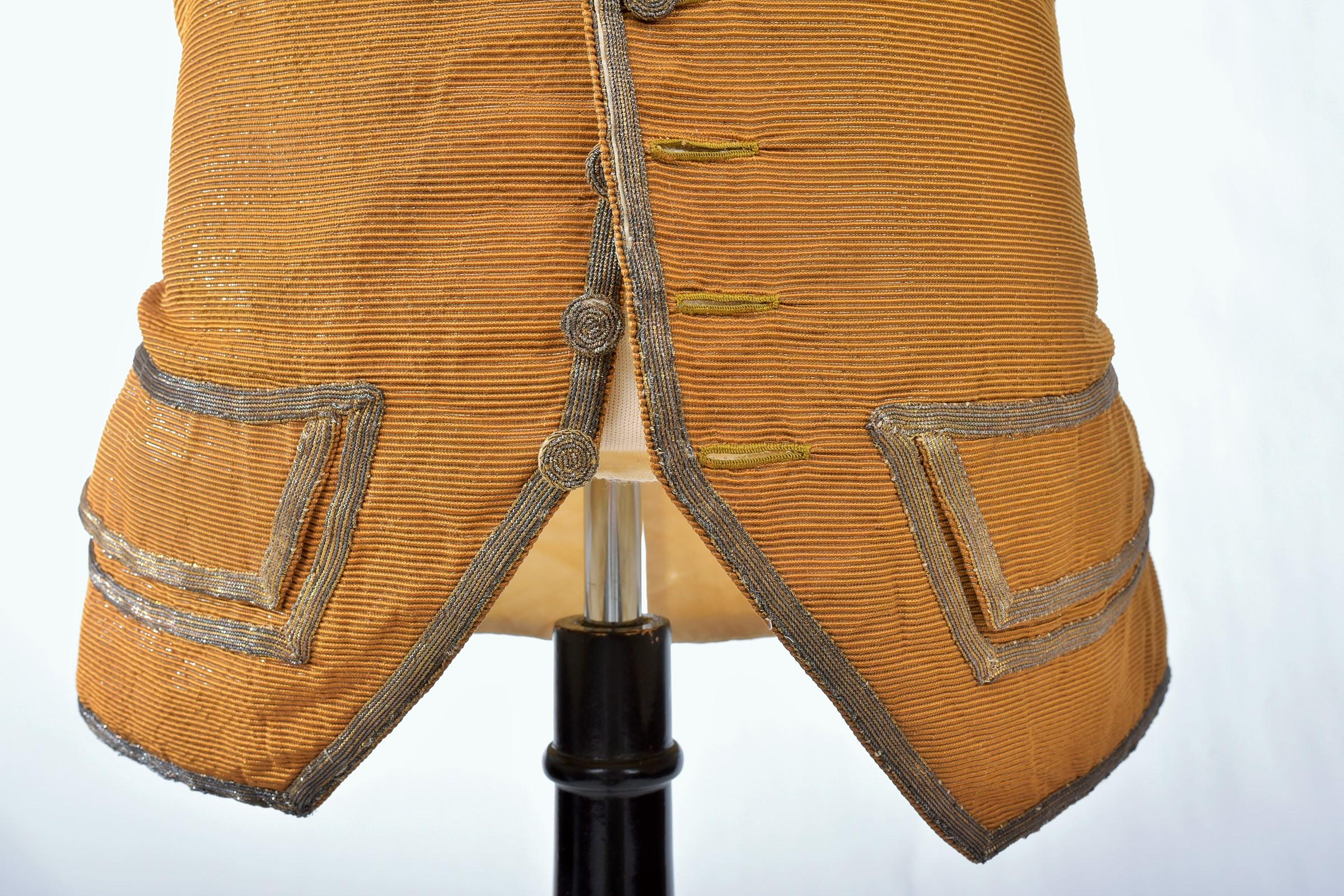 Gilet francese in seta Lamé Cannelé oro - Periodo Luigi XV Circa 1760 in vendita 9