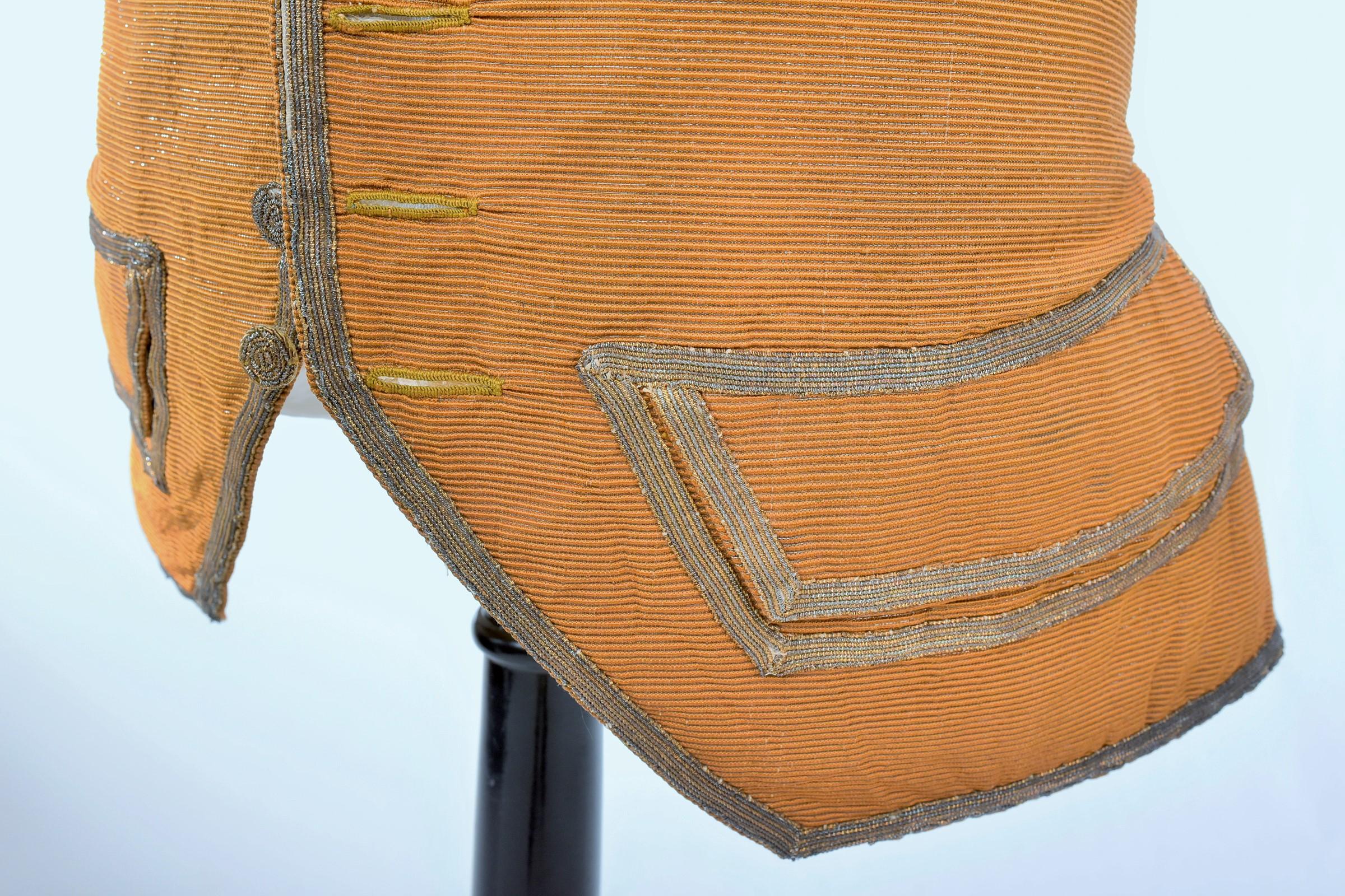 Gilet francese in seta Lamé Cannelé oro - Periodo Luigi XV Circa 1760 in vendita 10