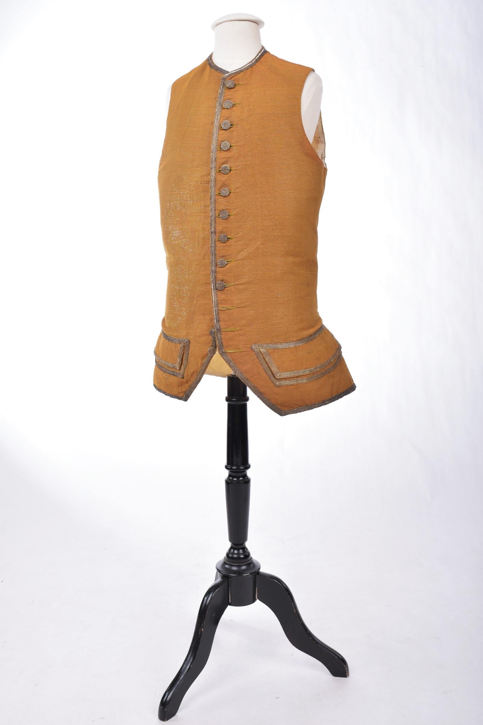 A French Waistcoat in gold Lamé Cannelé Silk - Louis XV period Circa 1760 For Sale 1