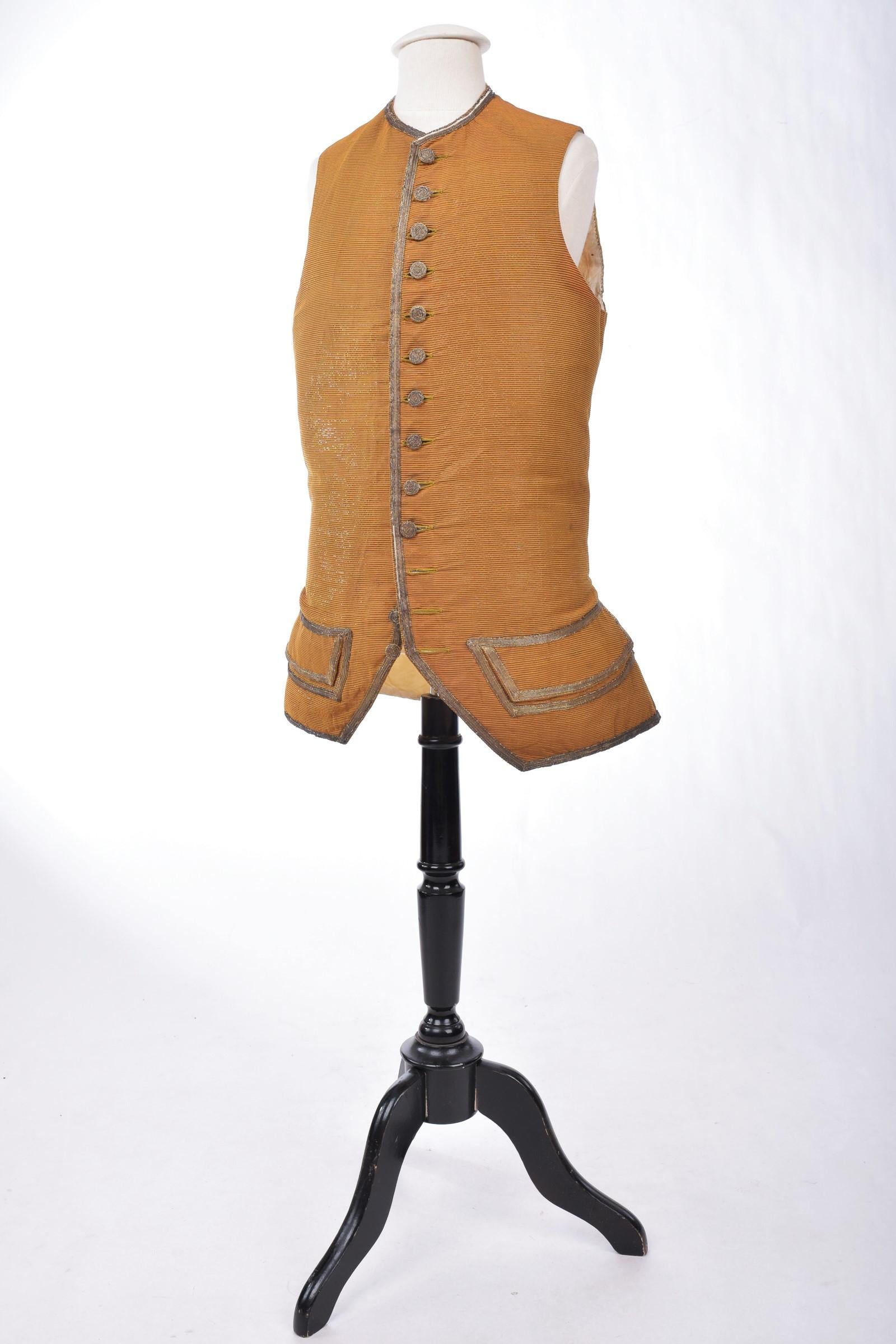 Gilet francese in seta Lamé Cannelé oro - Periodo Luigi XV Circa 1760 in vendita 1