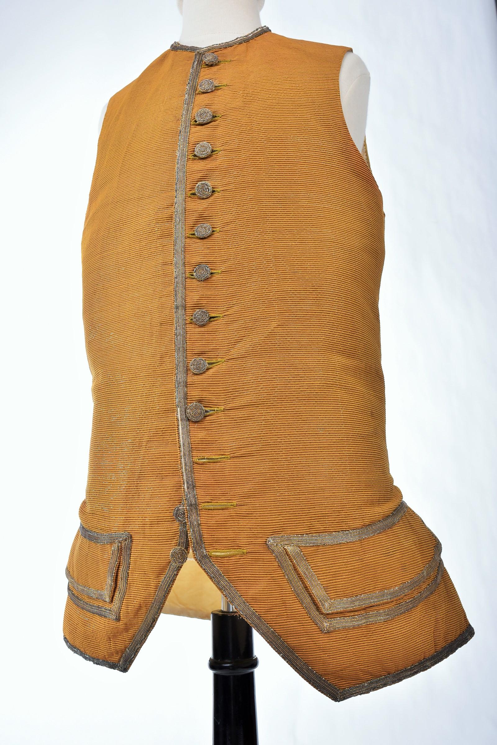 Gilet francese in seta Lamé Cannelé oro - Periodo Luigi XV Circa 1760 in vendita 2