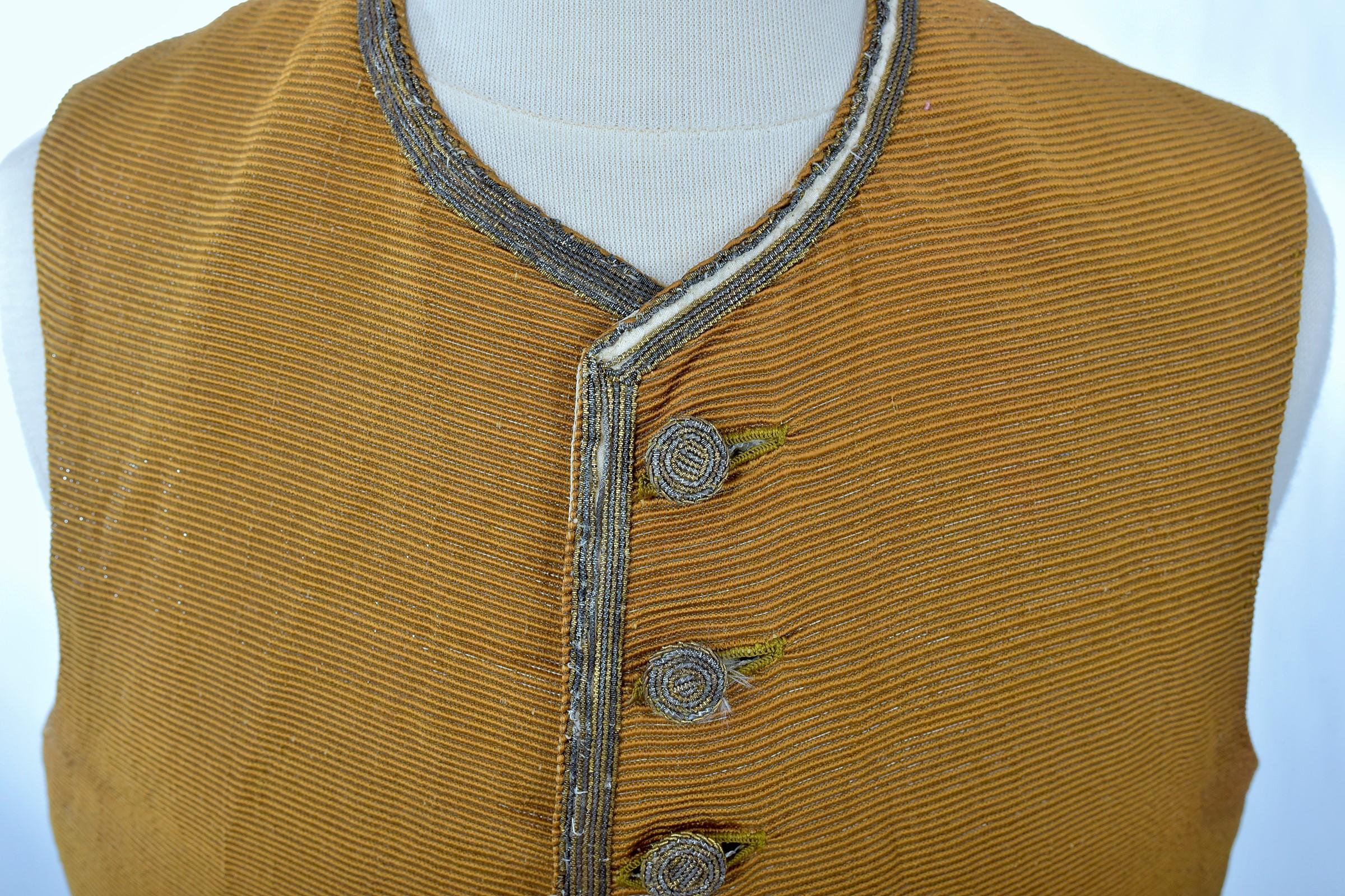 Gilet francese in seta Lamé Cannelé oro - Periodo Luigi XV Circa 1760 in vendita 3