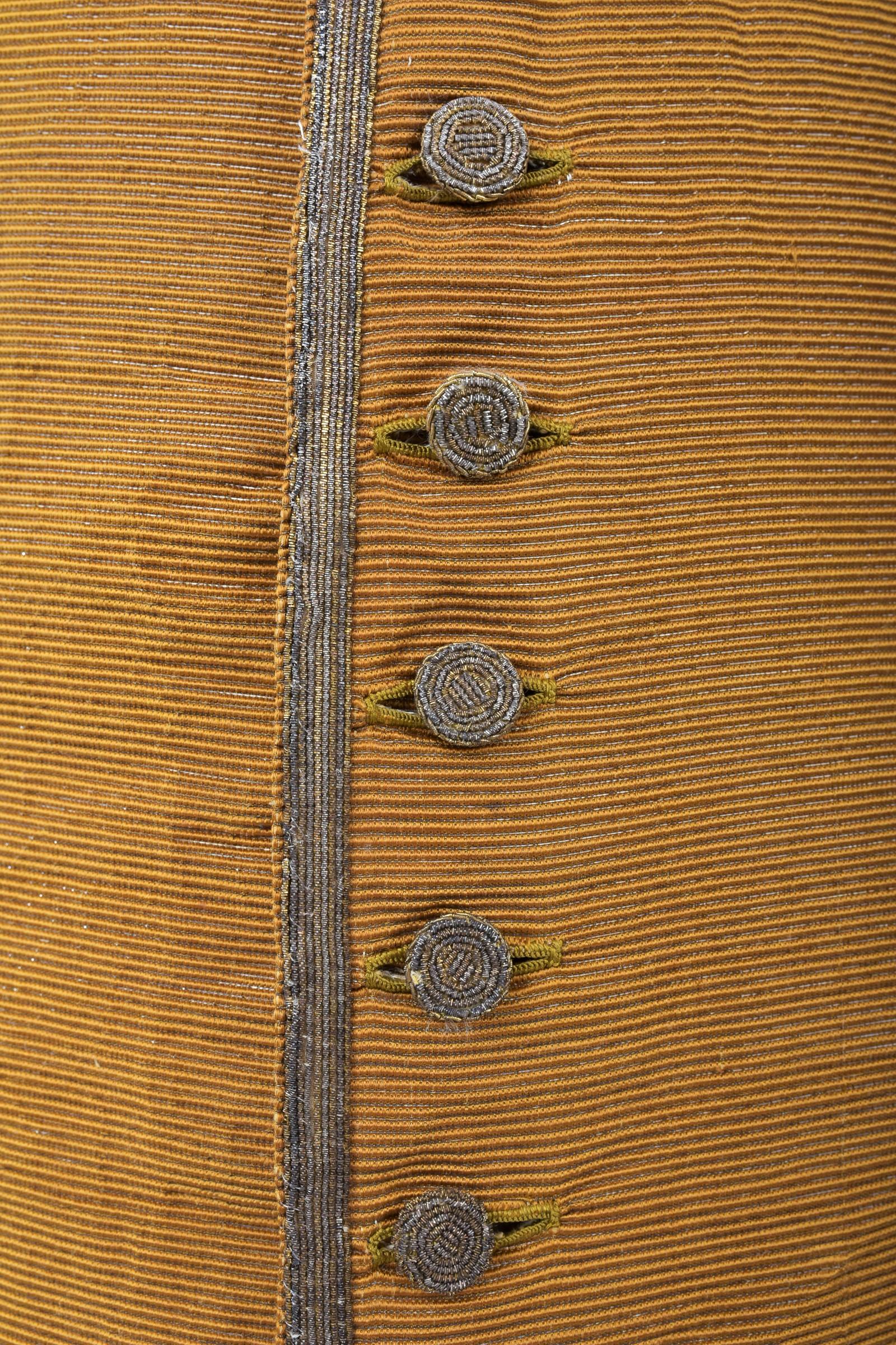 Manteau français en soie lamée dorée Cannelé d'époque Louis XV, circa 1760 en vente 4