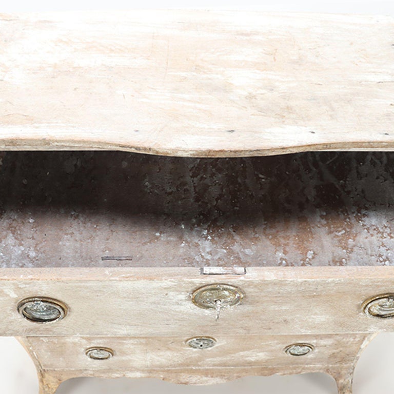 French White Washed Oak Dresser of Bombay Shape, 19th Century For Sale