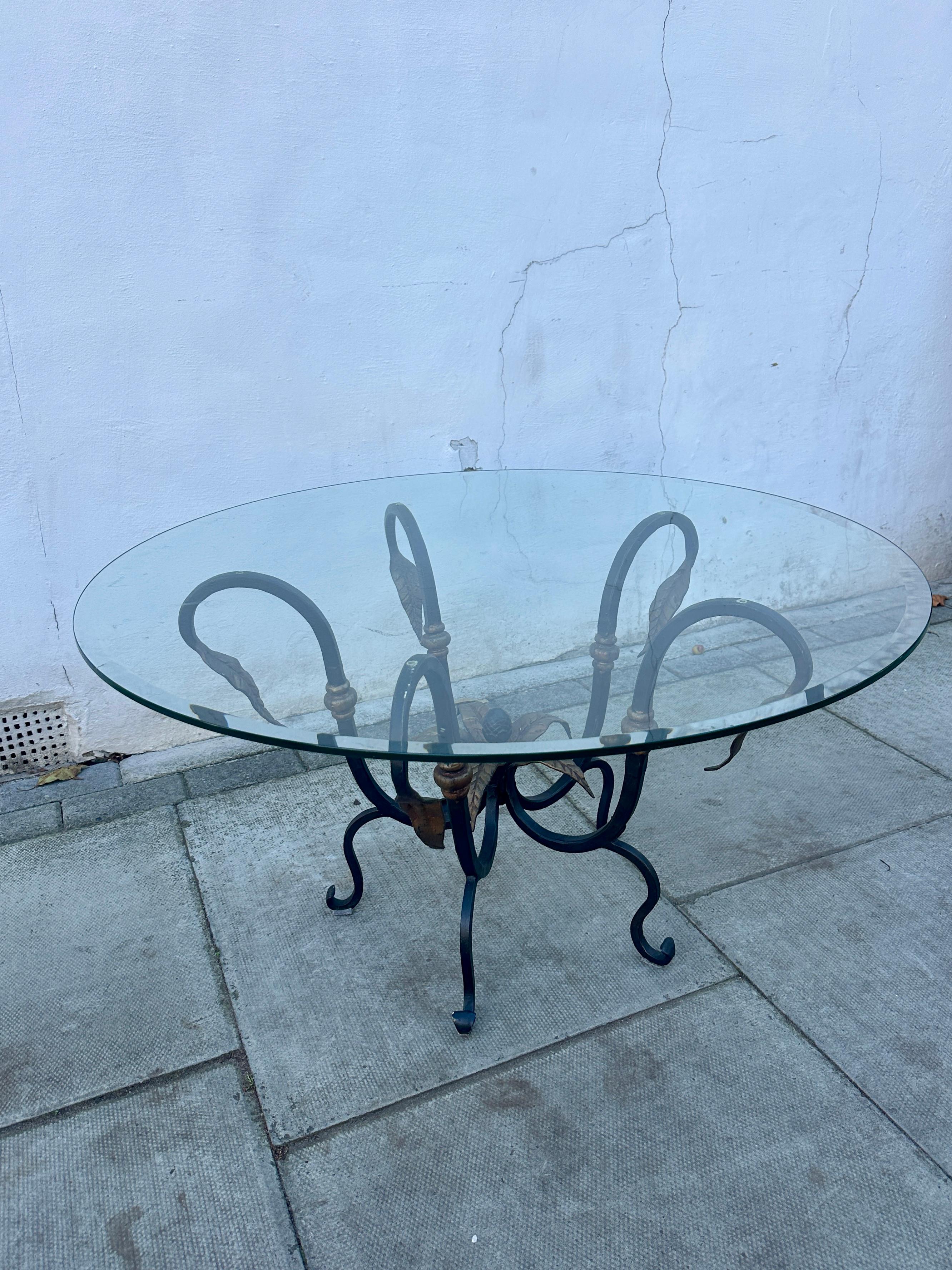 Table à cocktail circulaire en fer forgé de forme organique à feuilles enroulées, avec des feuilles dorées et un gland au centre. Le verre biseauté et un ensemble de tables d'appoint assorties dans une autre annonce. 
