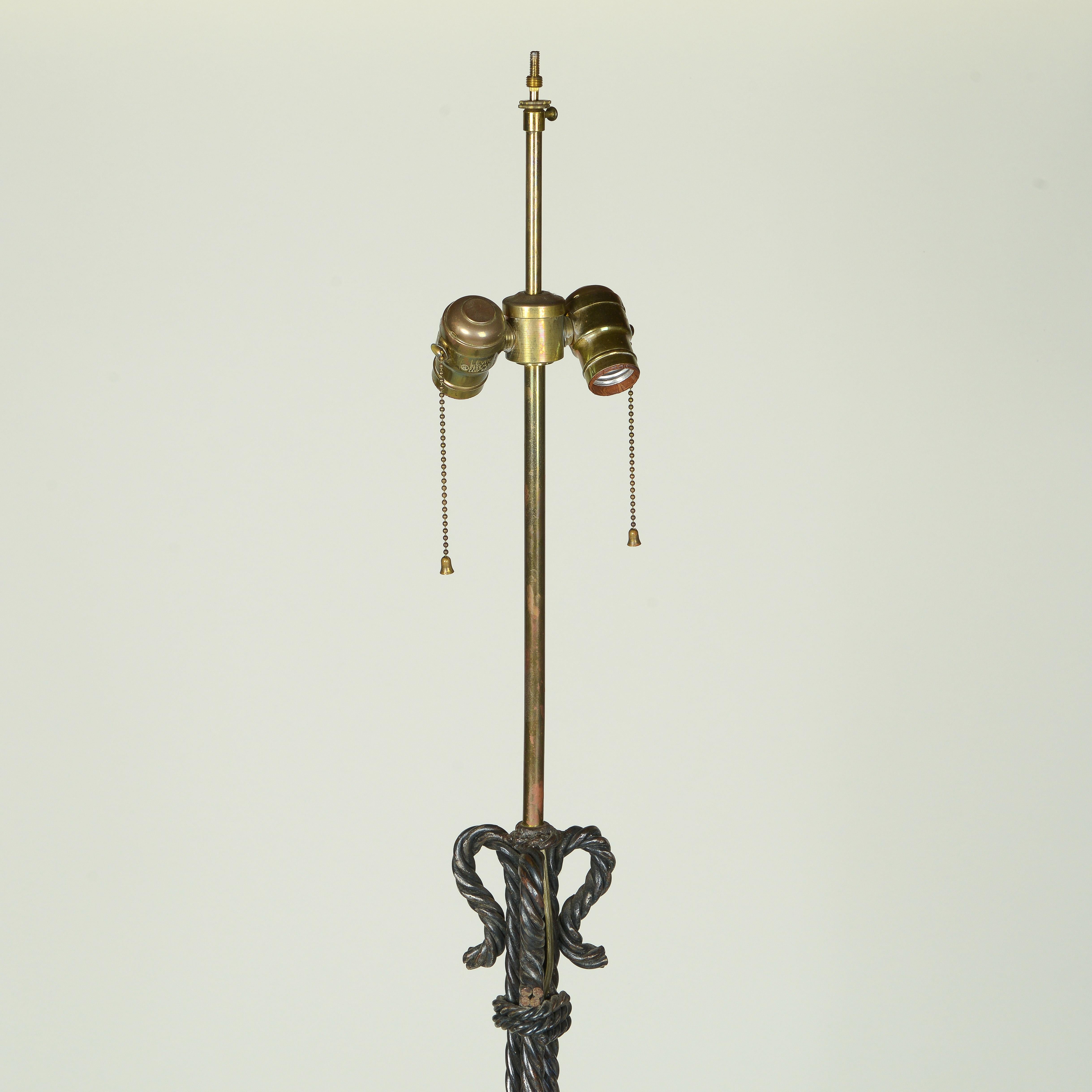 Französische Stehlampe aus Schmiedeeisen (Mitte des 20. Jahrhunderts) im Angebot
