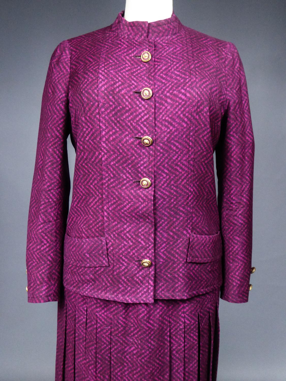 Violet Tailleur jupe et veste Chanel haute couture, numéroté 60423 et 60422, circa 1980 en vente