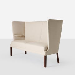 Un sofá Frits Henningsen de lino