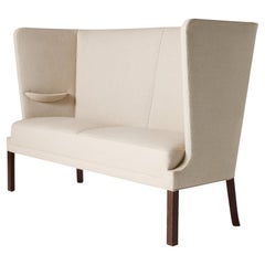 Una poltrona Frits Henningsen in lino