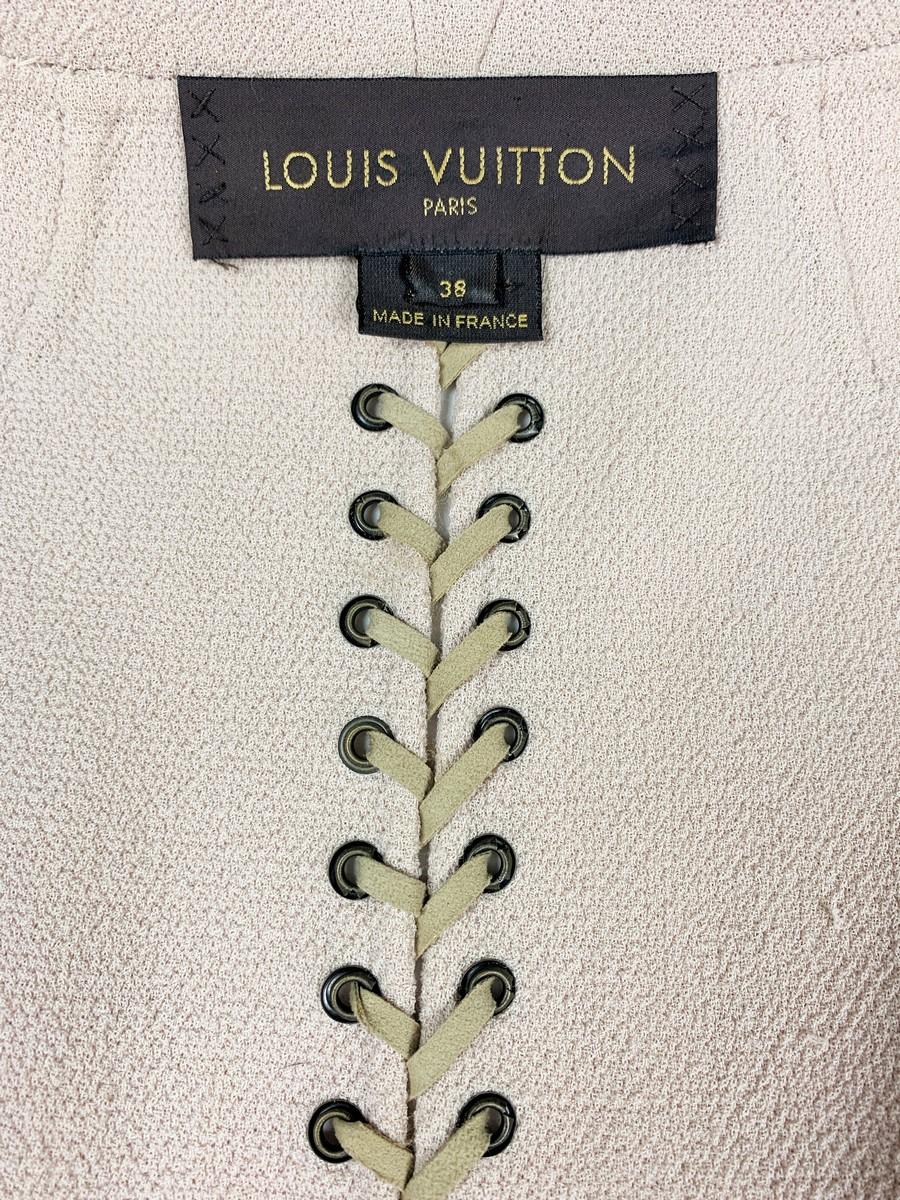 Alrededor de 2010

Francia



Original vestido redingote de crepé de piel de melocotón en color Lentisco de Louis Vuitton Couture, de la década de 2010. Corte recto con cintura ligeramente marcada, mangas largas, cuello en forma de Claudina y