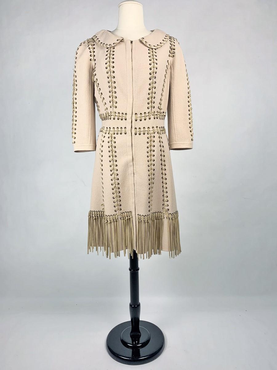 Un vestido de crepé lentisco de Louis Vuitton Couture - France Circ Beige en venta