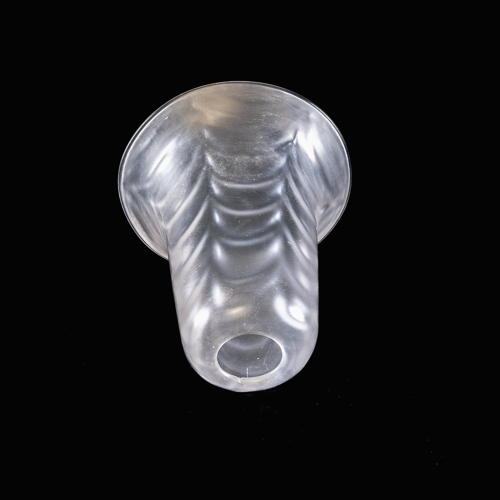 Ein mattierter Glasschirm mit federartigem, geprägtem Muster und ausgestelltem Rand im Angebot 3