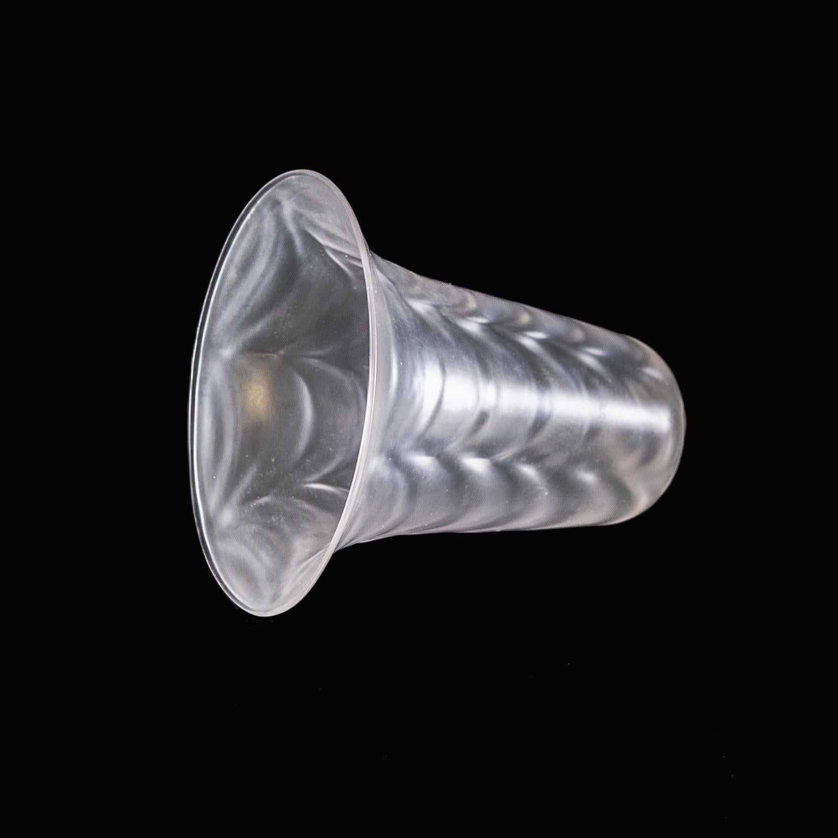 Ein mattierter Glasschirm mit federartigem, geprägtem Muster und ausgestelltem Rand im Angebot 4
