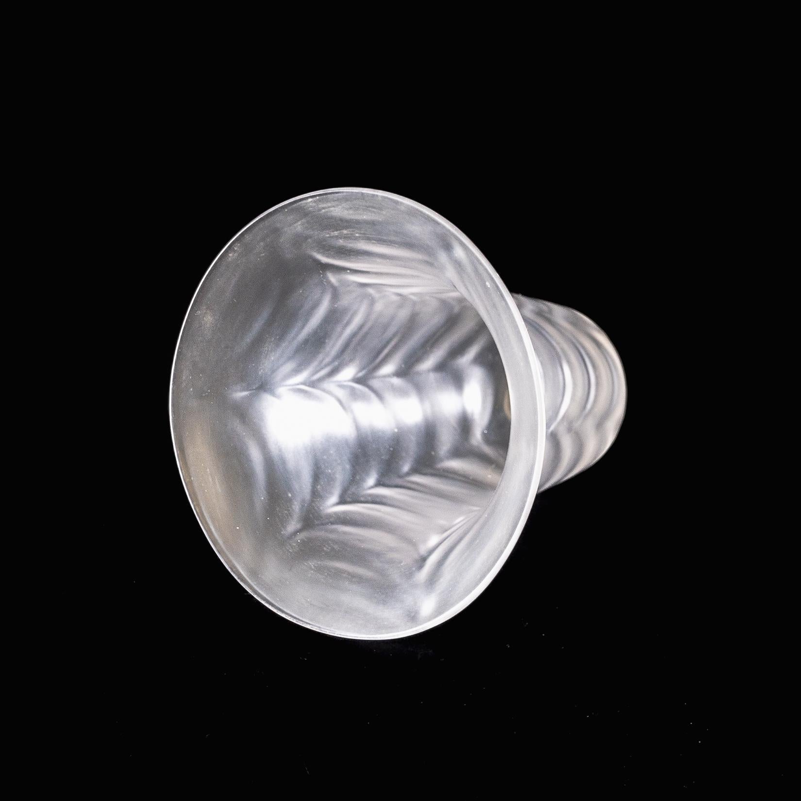 Ein mattierter Glasschirm mit federartigem, geprägtem Muster und ausgestelltem Rand im Angebot 5