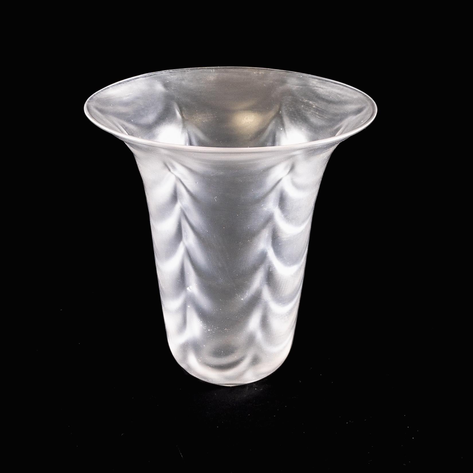 Ein mattierter Glasschirm mit federartigem, geprägtem Muster und ausgestelltem Rand im Angebot 6