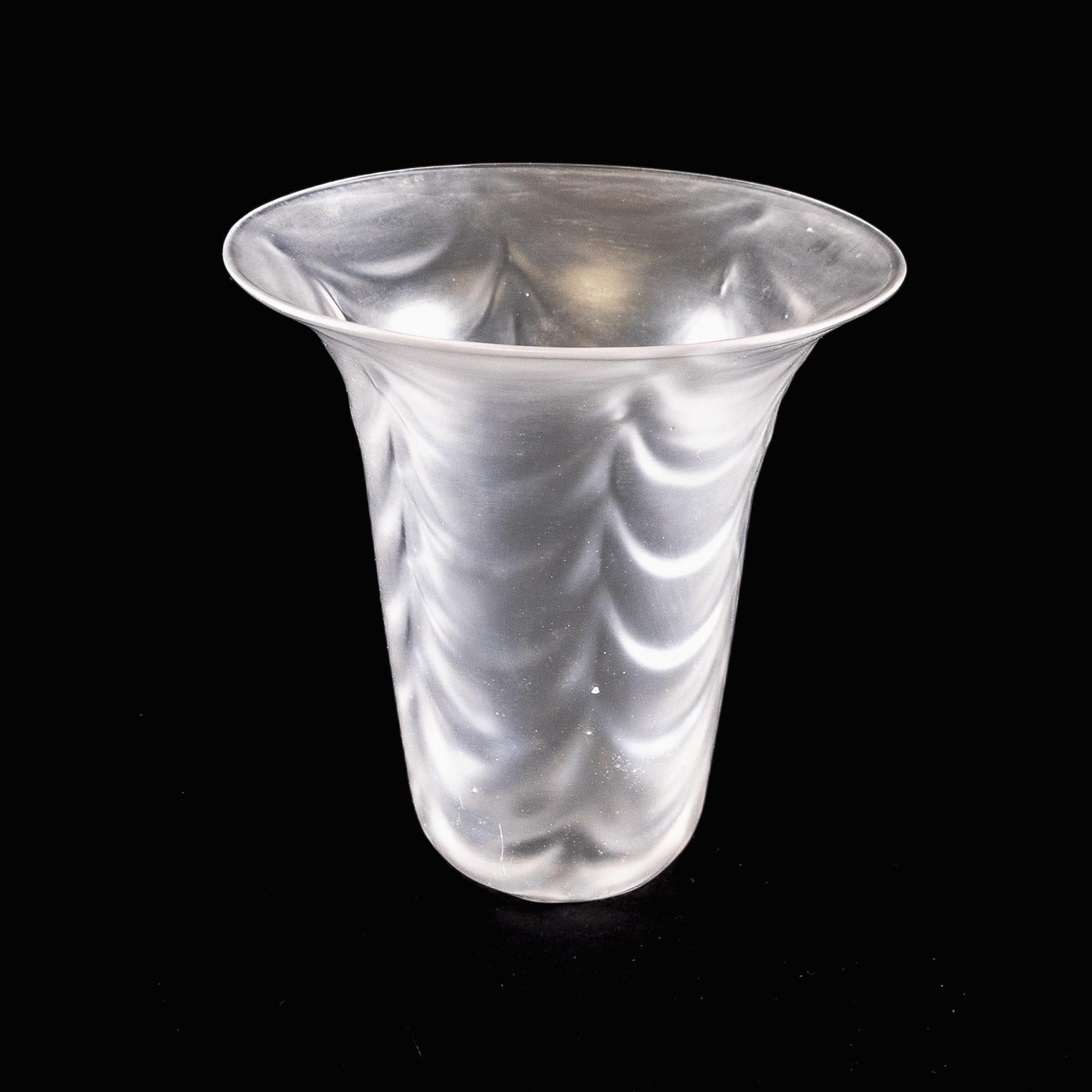 Ein mattierter Glasschirm mit federartigem, geprägtem Muster und ausgestelltem Rand im Angebot 7