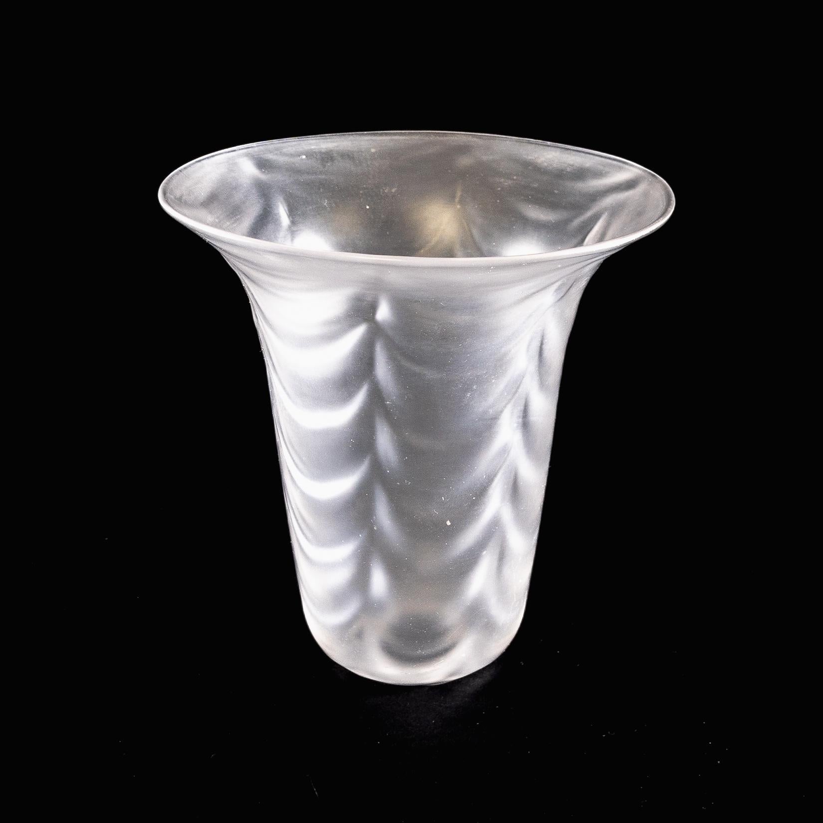 Ein mattierter Glasschirm mit federartigem, geprägtem Muster und ausgestelltem Rand im Angebot 8