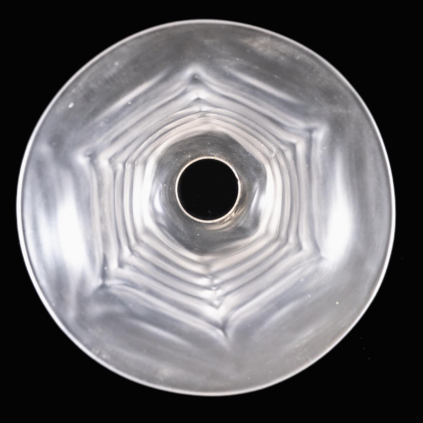 Ein mattierter Glasschirm mit federartigem, geprägtem Muster und ausgestelltem Rand im Angebot 9