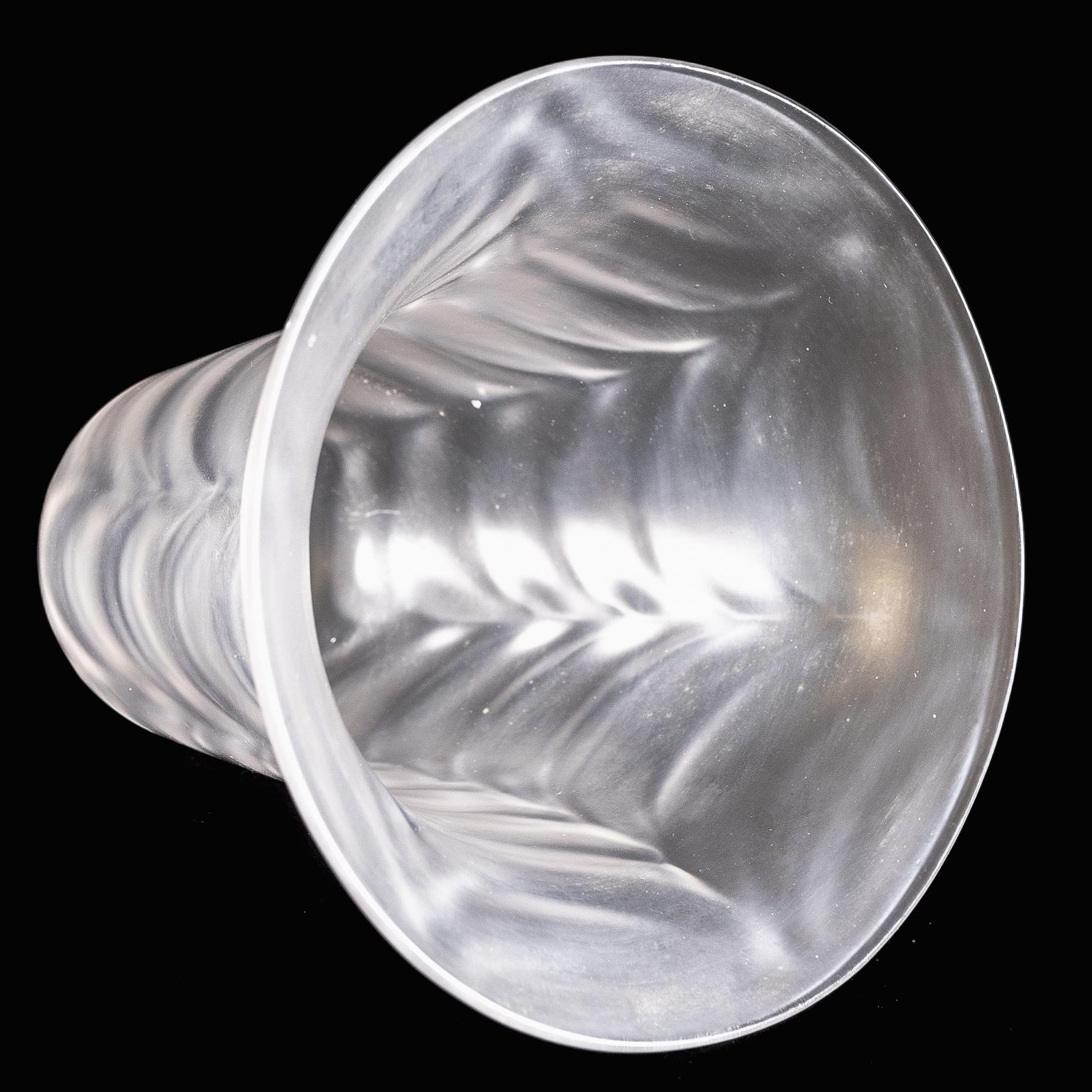 Ein mattierter Glasschirm mit federartigem, geprägtem Muster und ausgestelltem Rand im Angebot 10