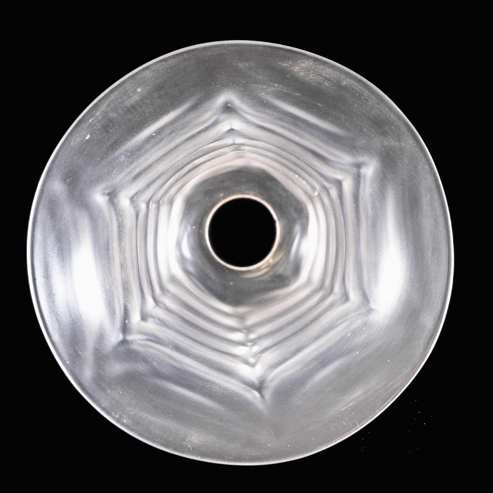 Ein mattierter Glasschirm mit federartigem, geprägtem Muster und ausgestelltem Rand im Angebot 11