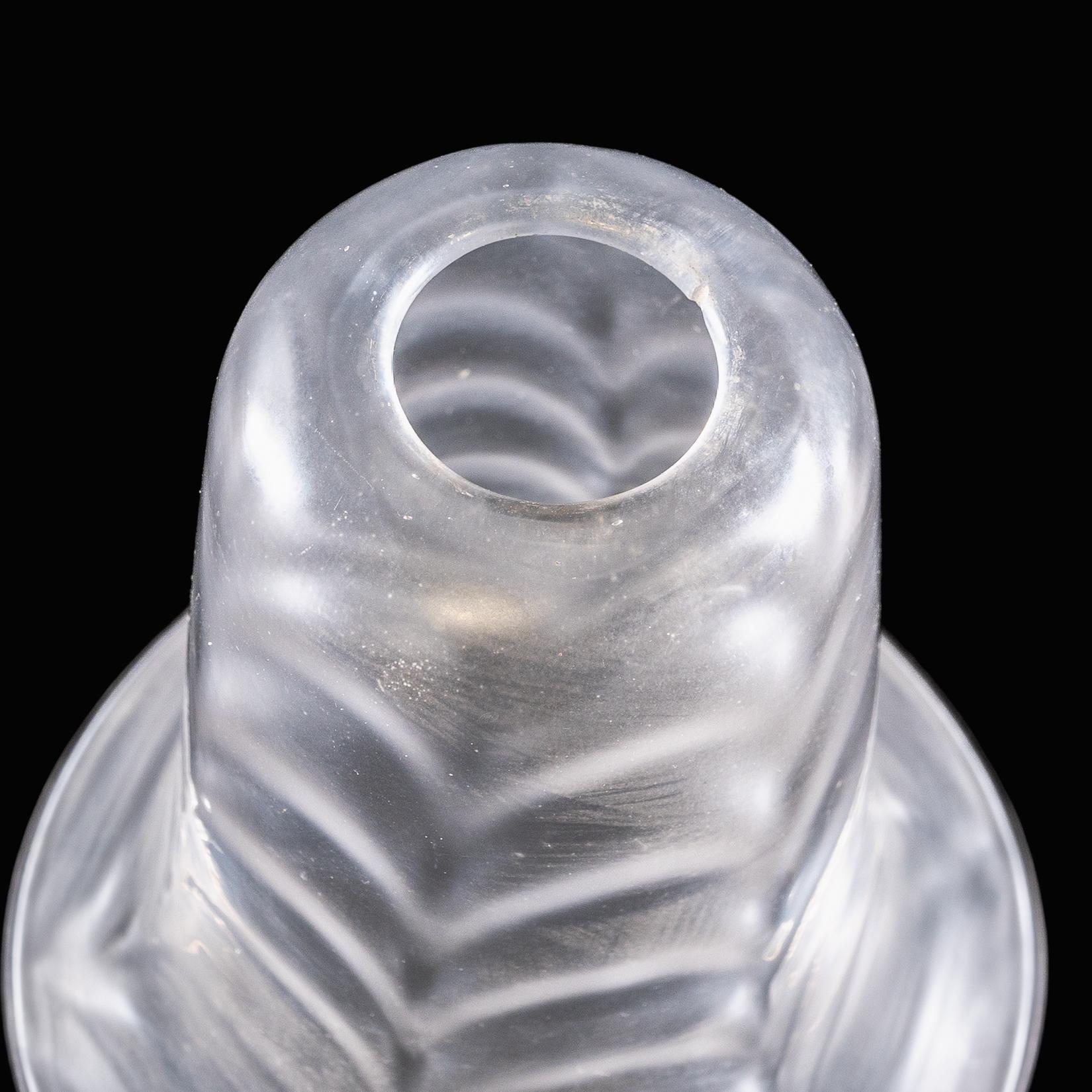 Ein mattierter Glasschirm mit federartigem, geprägtem Muster und ausgestelltem Rand im Angebot 12