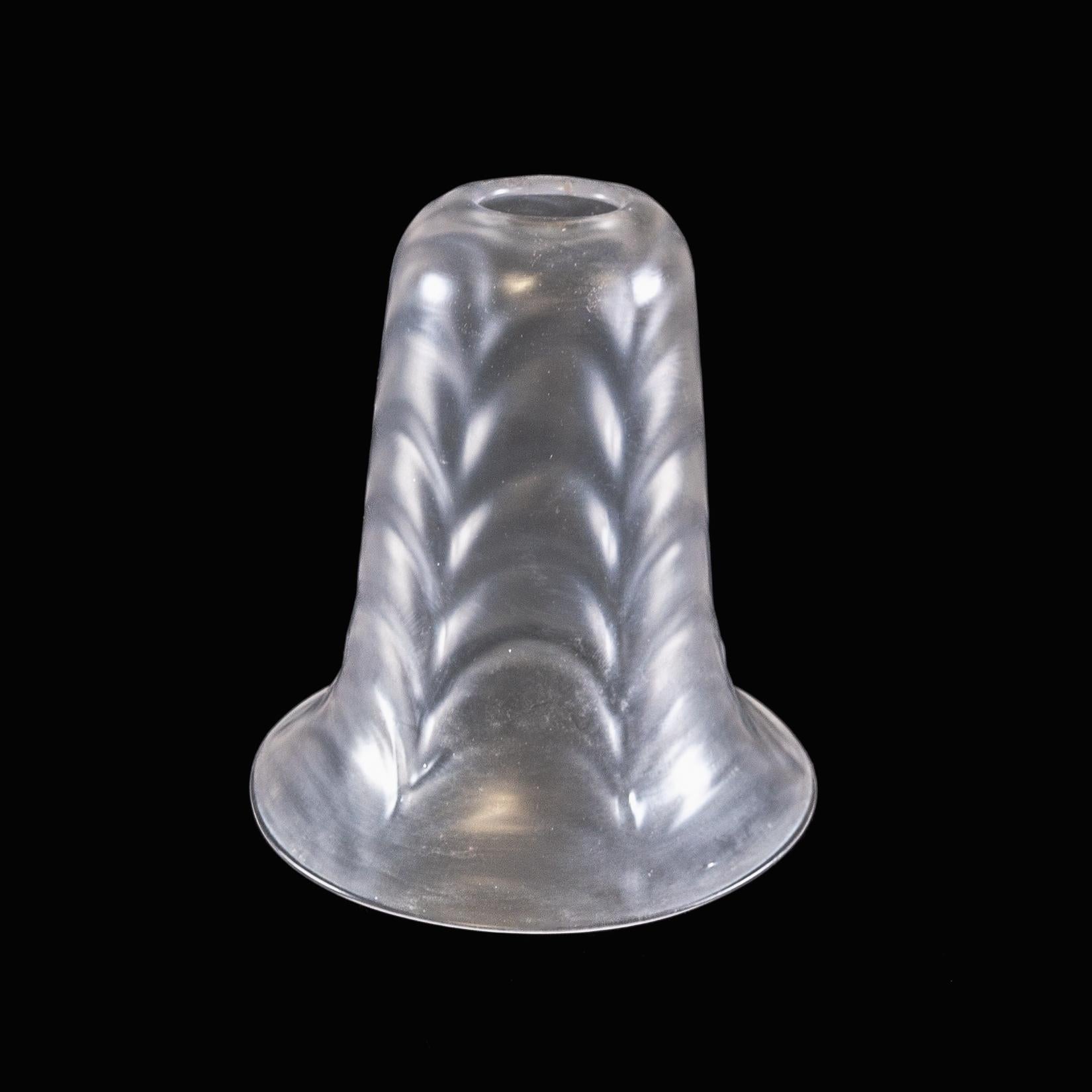 Ein mattierter Glasschirm mit federartigem Prägemuster und ausgestelltem Rand
Durchmesser für die Galerie oder das Lampenschirmloch: 3cm/1.18