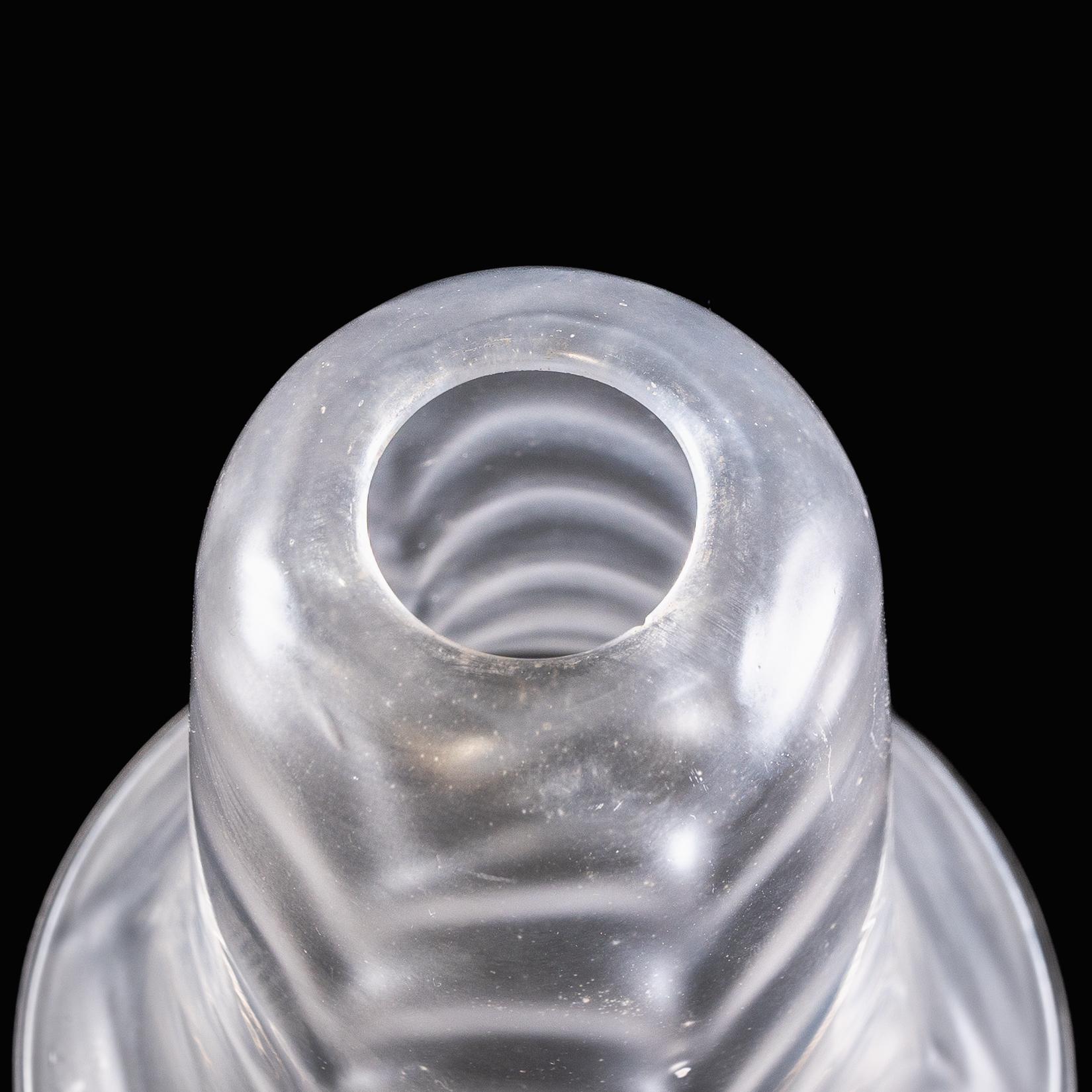 Ein mattierter Glasschirm mit federartigem, geprägtem Muster und ausgestelltem Rand im Angebot 13