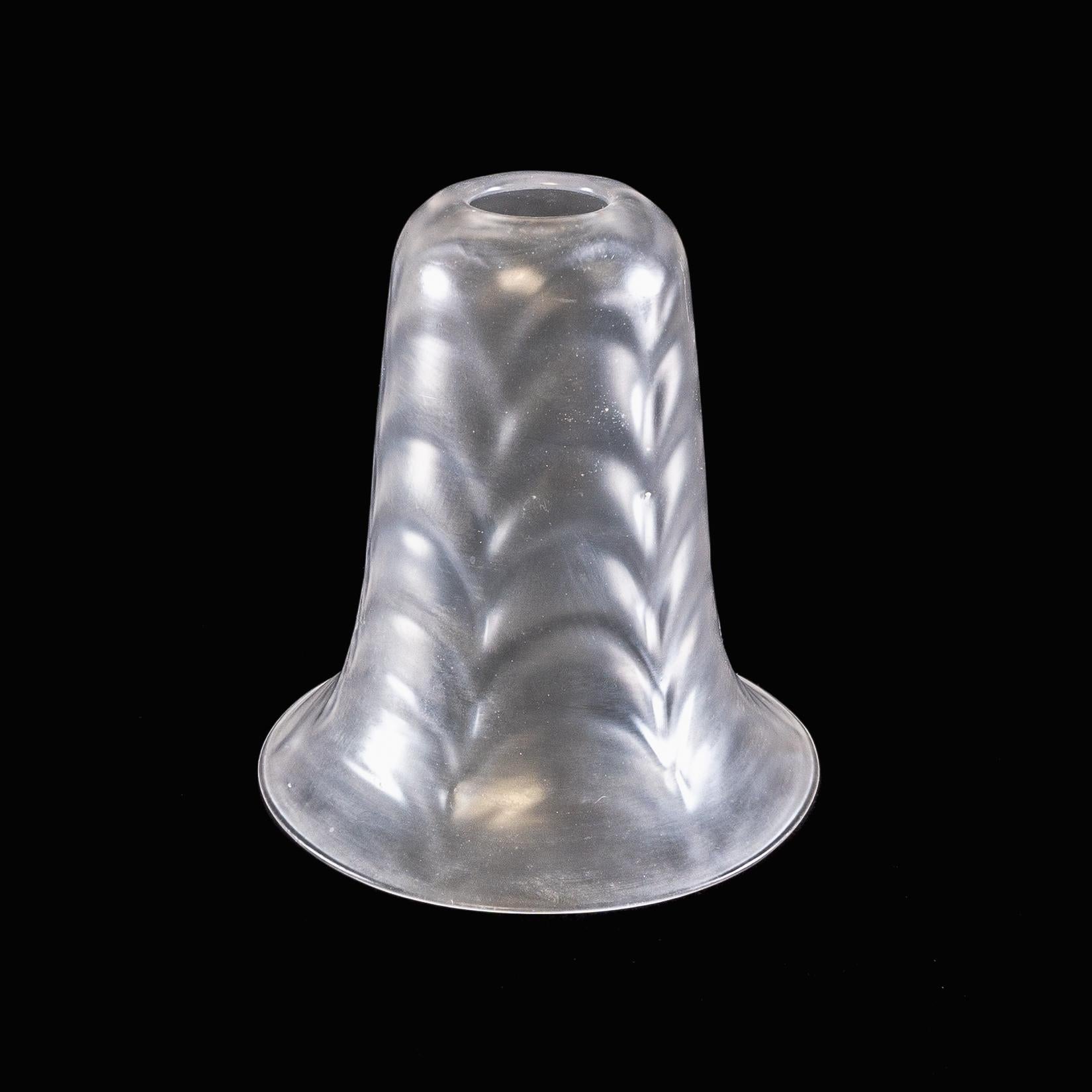 Ein mattierter Glasschirm mit federartigem, geprägtem Muster und ausgestelltem Rand (Arts and Crafts) im Angebot