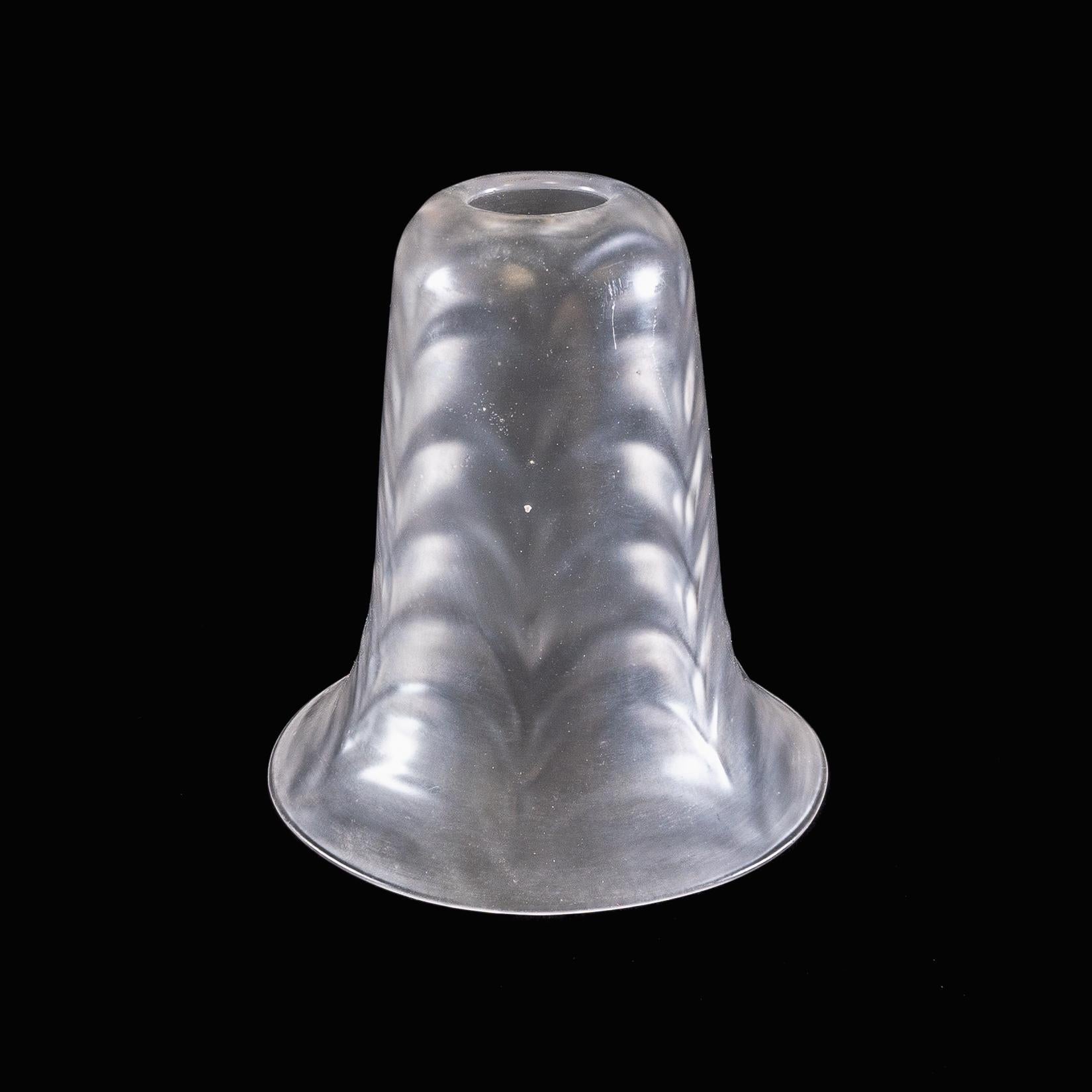 Ein mattierter Glasschirm mit federartigem, geprägtem Muster und ausgestelltem Rand (Britisch) im Angebot