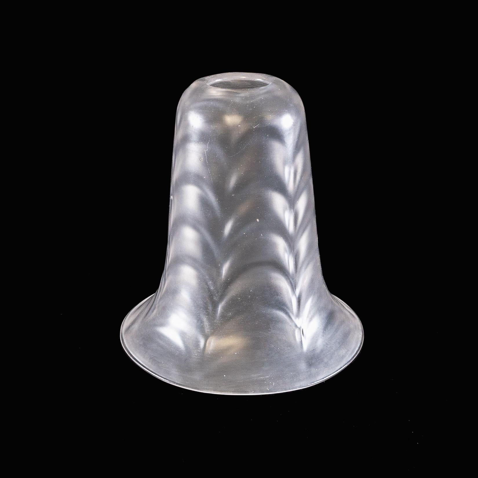 Ein mattierter Glasschirm mit federartigem, geprägtem Muster und ausgestelltem Rand (Handgefertigt) im Angebot