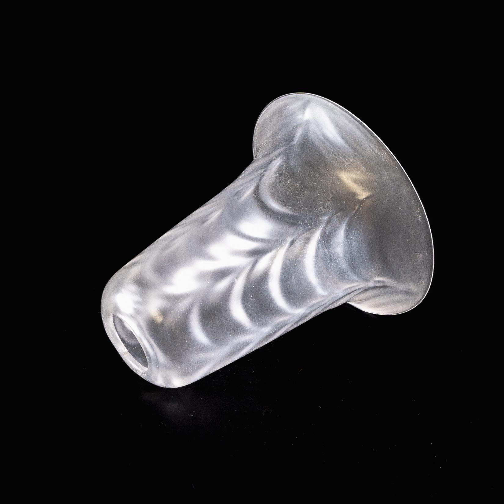 Ein mattierter Glasschirm mit federartigem, geprägtem Muster und ausgestelltem Rand im Angebot 1