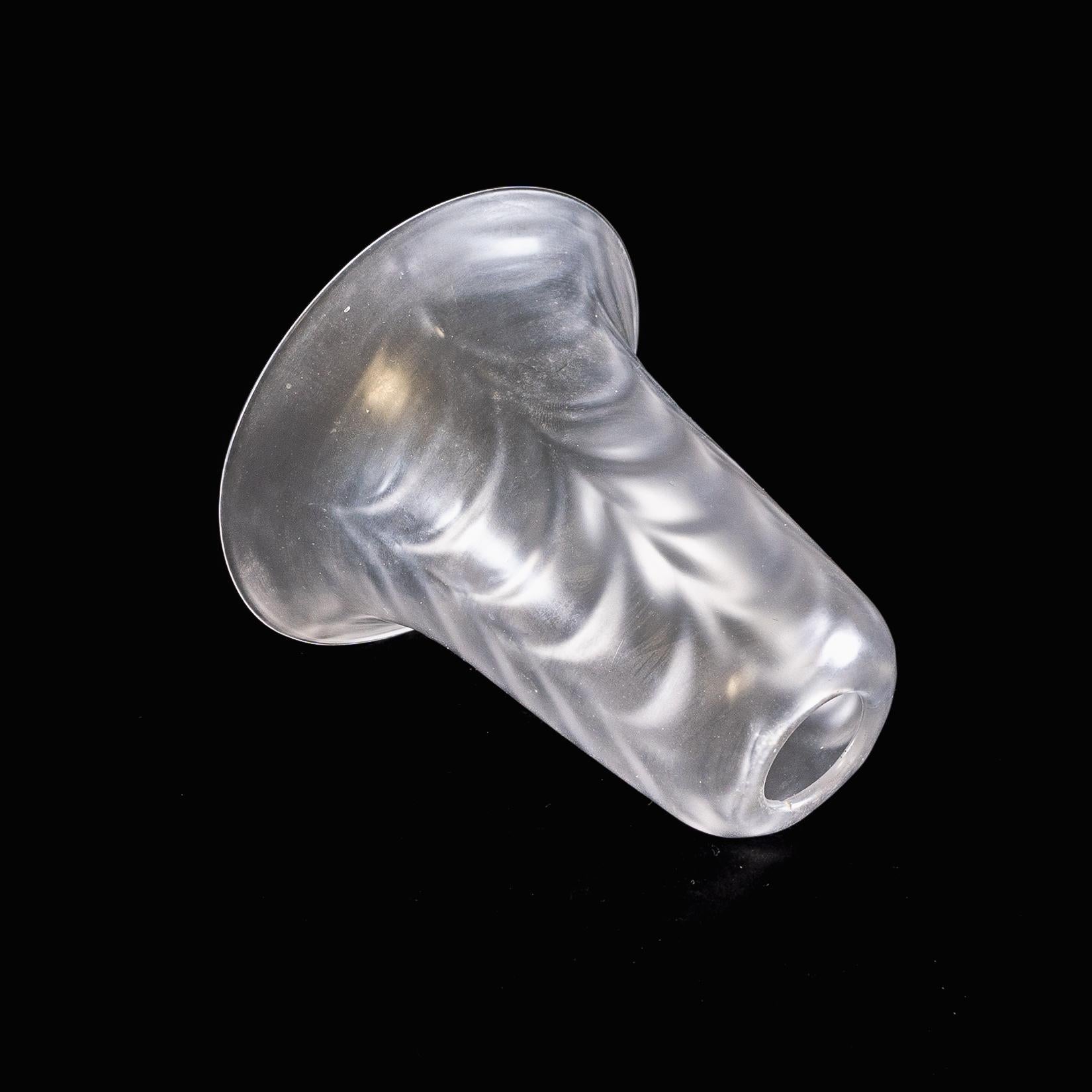 Ein mattierter Glasschirm mit federartigem, geprägtem Muster und ausgestelltem Rand im Angebot 2