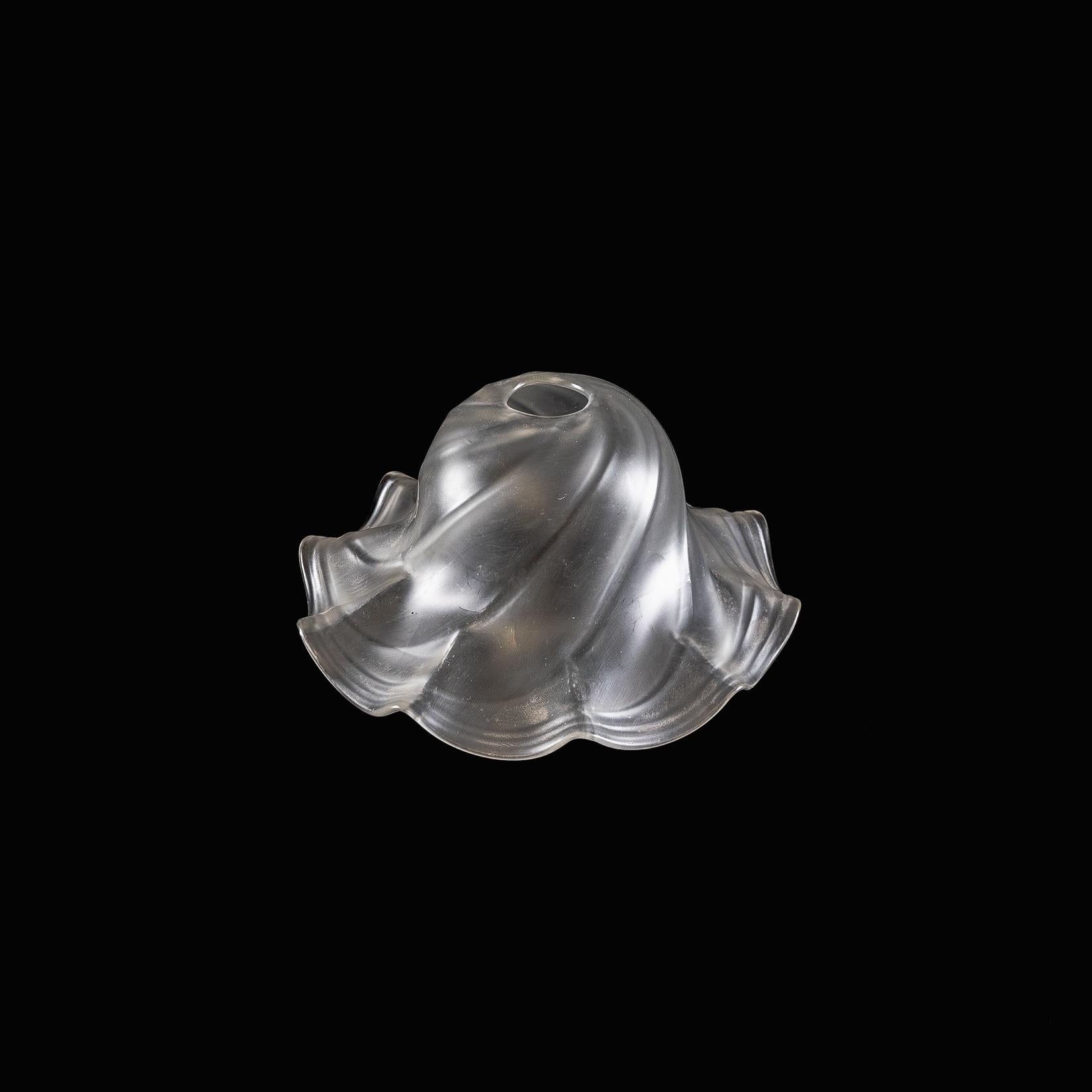 Un paralume in vetro smerigliato con un design a vortice e un bordo ondulato e increspato. in vendita 3