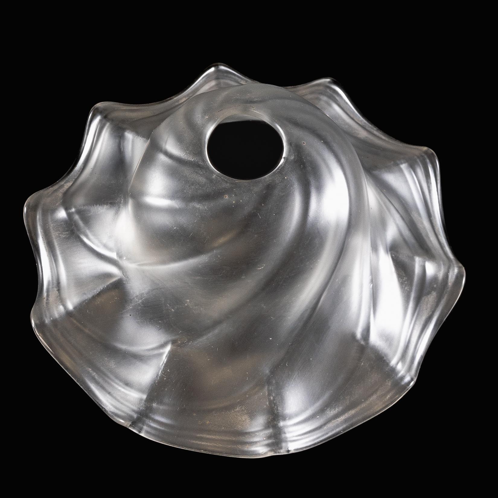 Un paralume in vetro smerigliato con un design a vortice e un bordo ondulato e increspato. in vendita 5