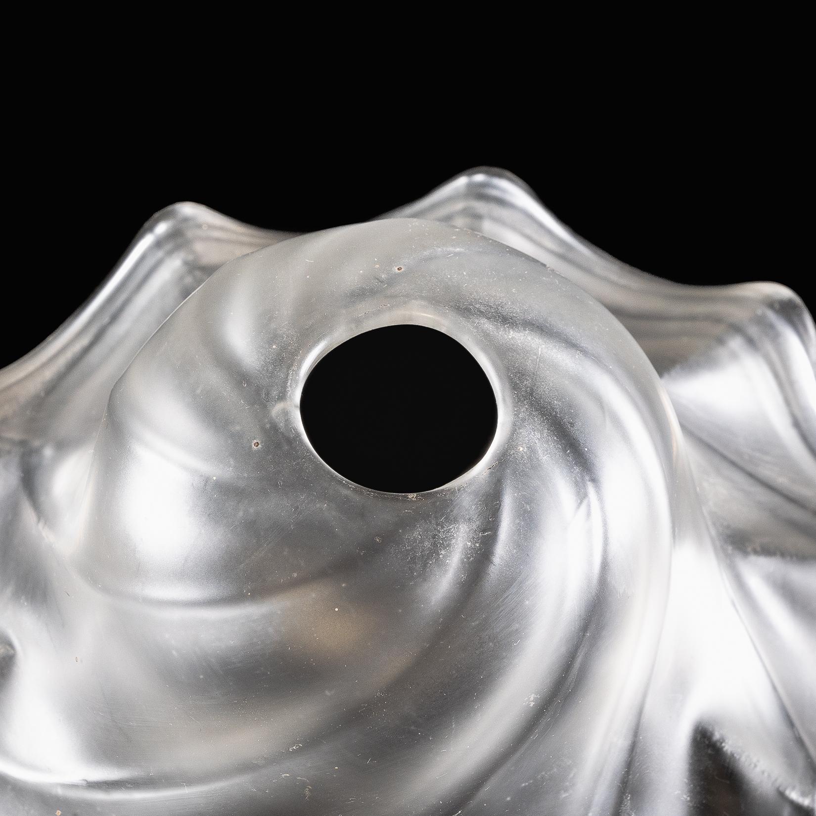 Un paralume in vetro smerigliato con un design a vortice e un bordo ondulato e increspato. in vendita 7
