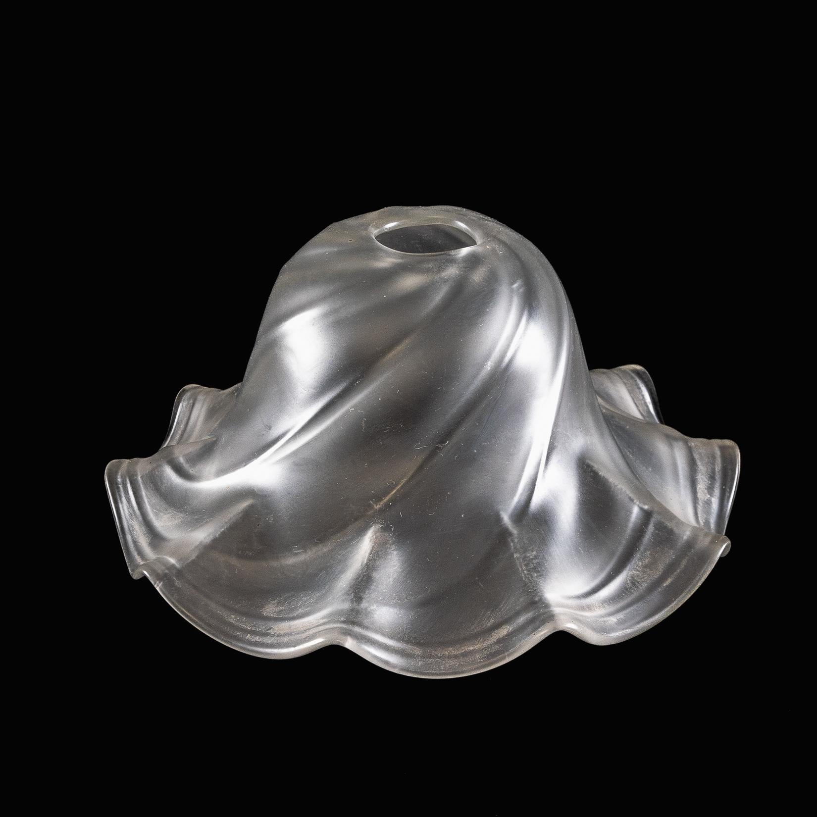 Un paralume in vetro smerigliato con un design a vortice e un bordo ondulato e increspato.
Diametro della galleria o del foro del paralume: 3cm/1.18