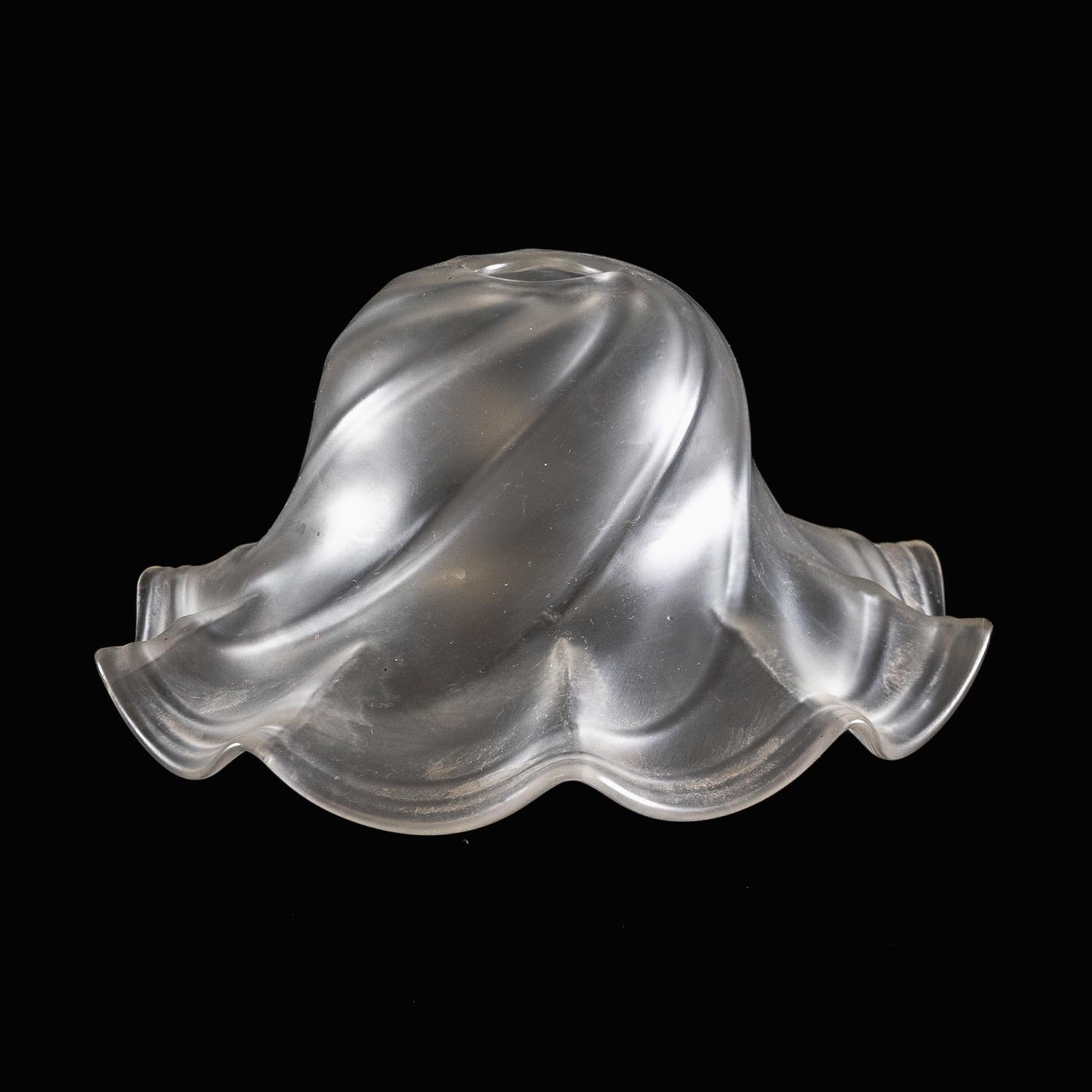 XX secolo Un paralume in vetro smerigliato con un design a vortice e un bordo ondulato e increspato. in vendita
