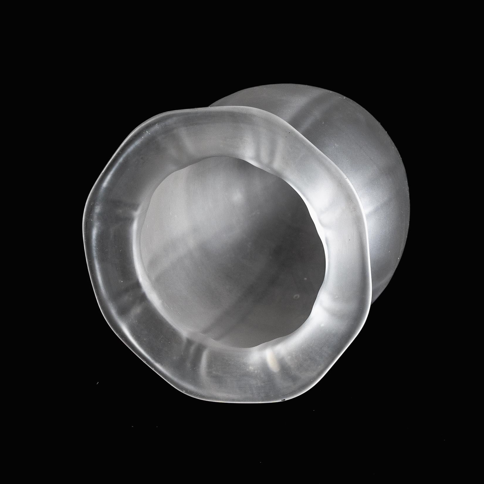 Paralume in vetro smerigliato con sottili nervature verticali e base svasata.
Diametro della galleria o del foro del paralume: 2,5 cm/0,98