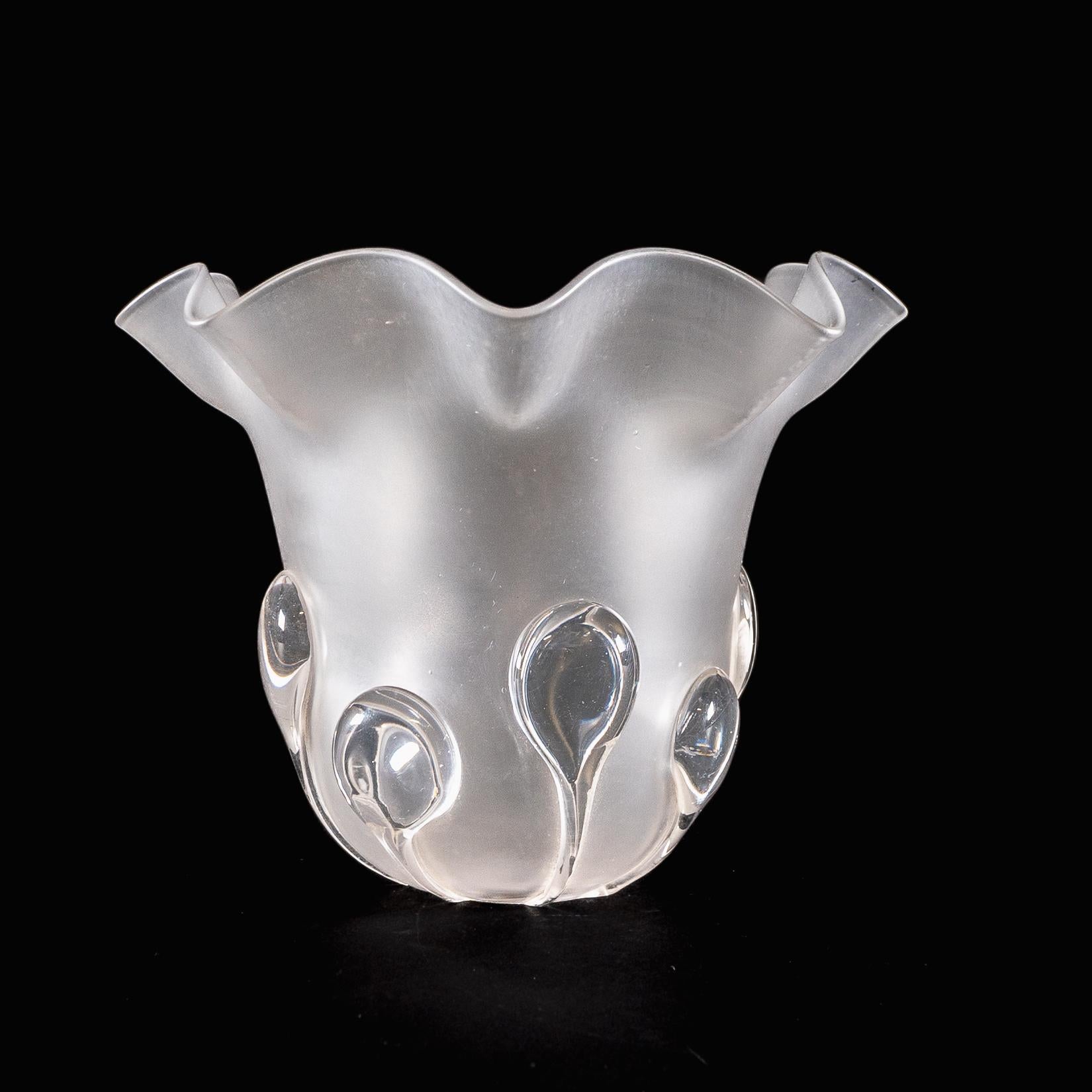 Ein mattierter Glasschirm mit Teardrop-Verzierungen und einem sanft gerafften Rand im Angebot 3