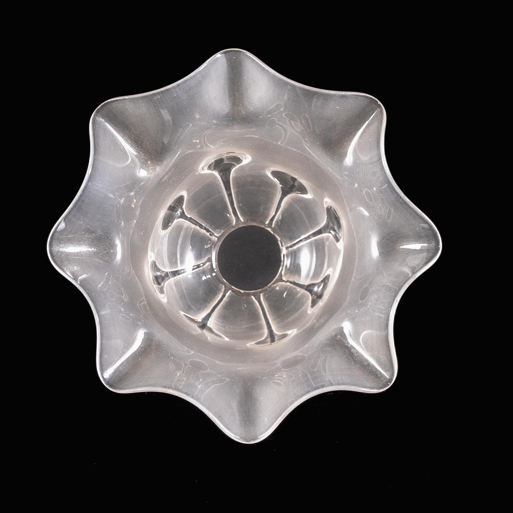 Ein mattierter Glasschirm mit Teardrop-Verzierungen und einem sanft gerafften Rand im Angebot 4
