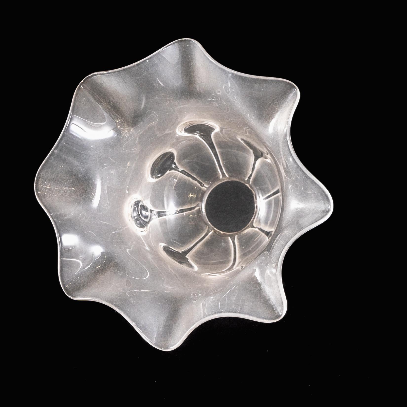 Ein mattierter Glasschirm mit Teardrop-Verzierungen und einem sanft gerafften Rand im Angebot 6