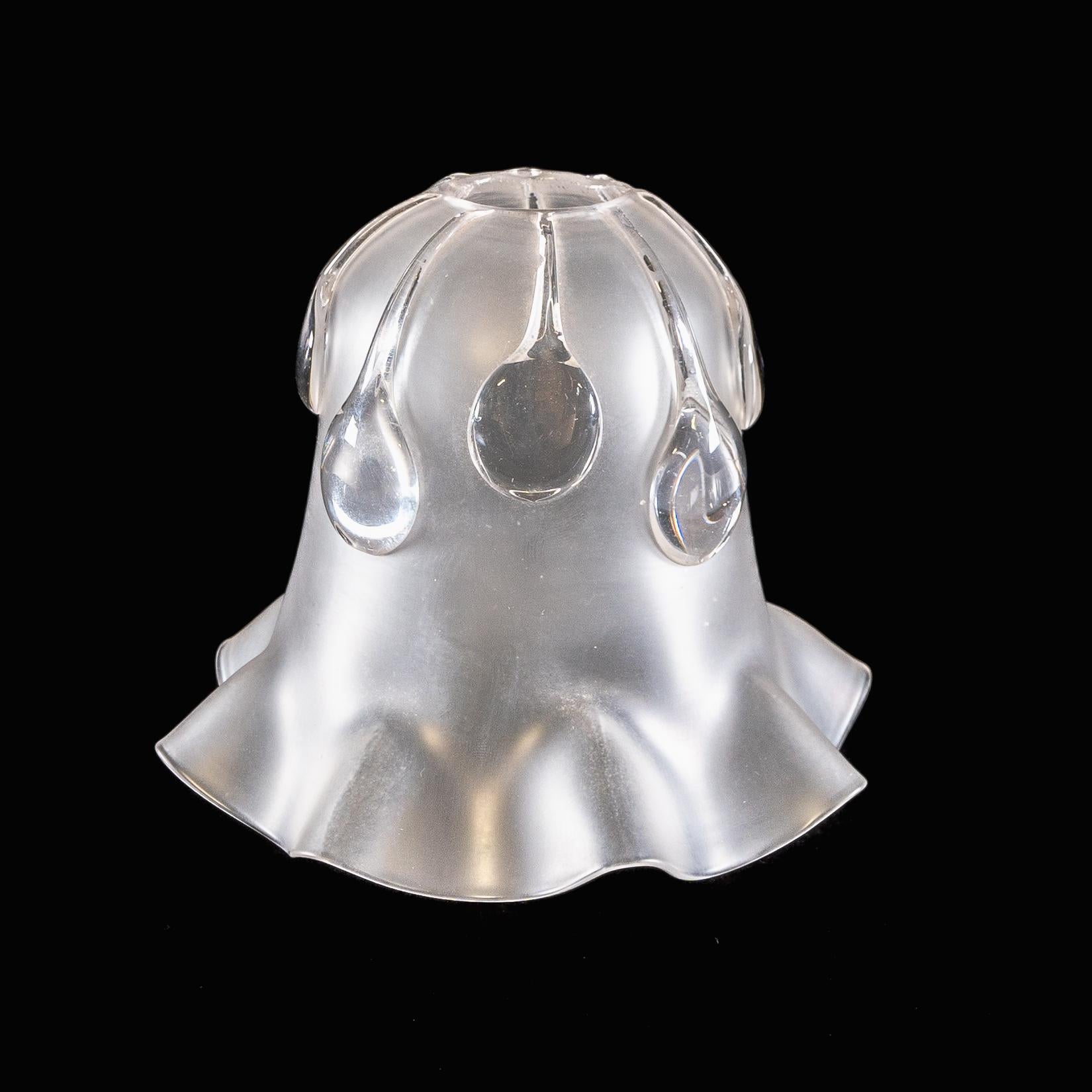 Ein mattierter Glasschirm mit Teardrop-Verzierungen und einem sanft gerafften Rand im Angebot 8