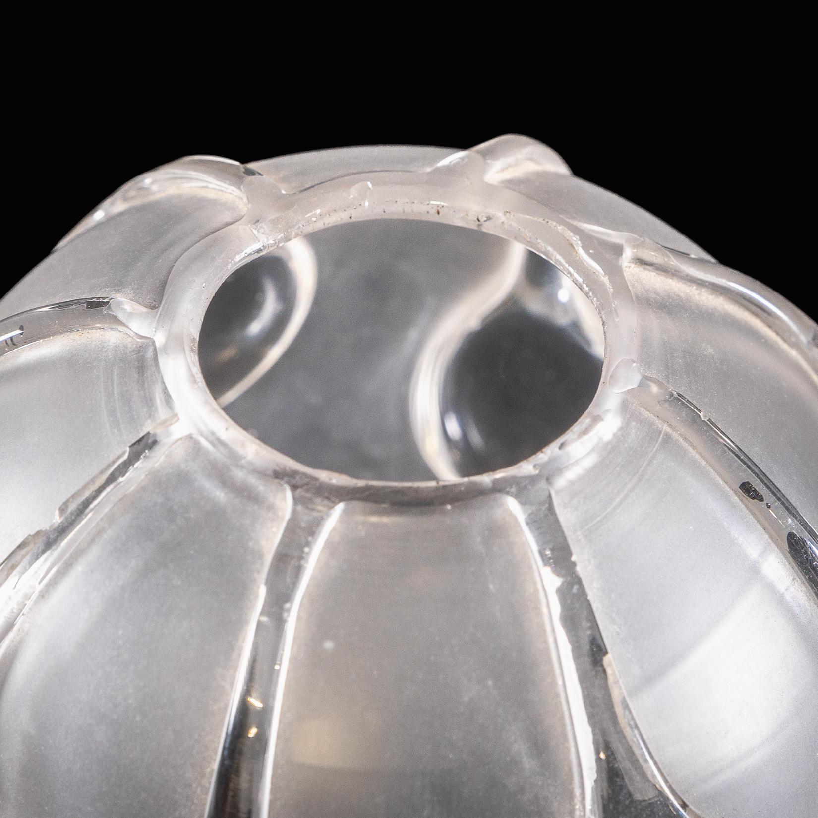 Ein mattierter Glasschirm mit Teardrop-Verzierungen und einem sanft gerafften Rand im Angebot 10