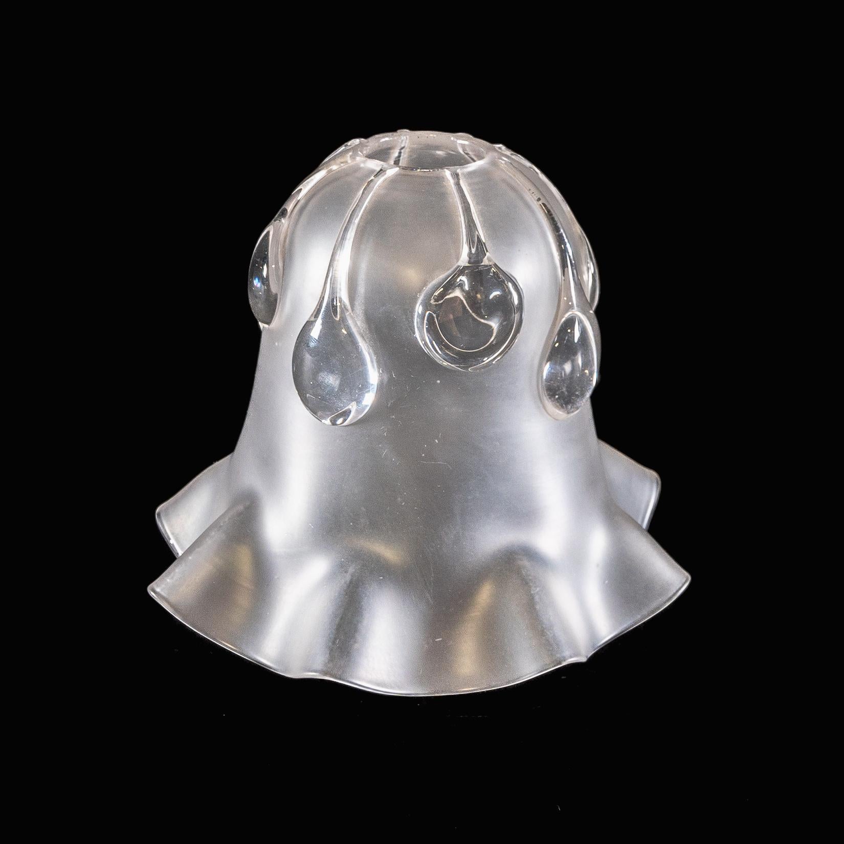 Ein mattierter Glasschirm mit Teardrop-Verzierungen und einem sanft gerafften Rand
Durchmesser für die Galerie oder das Lampenschirmloch: 3cm/1.18