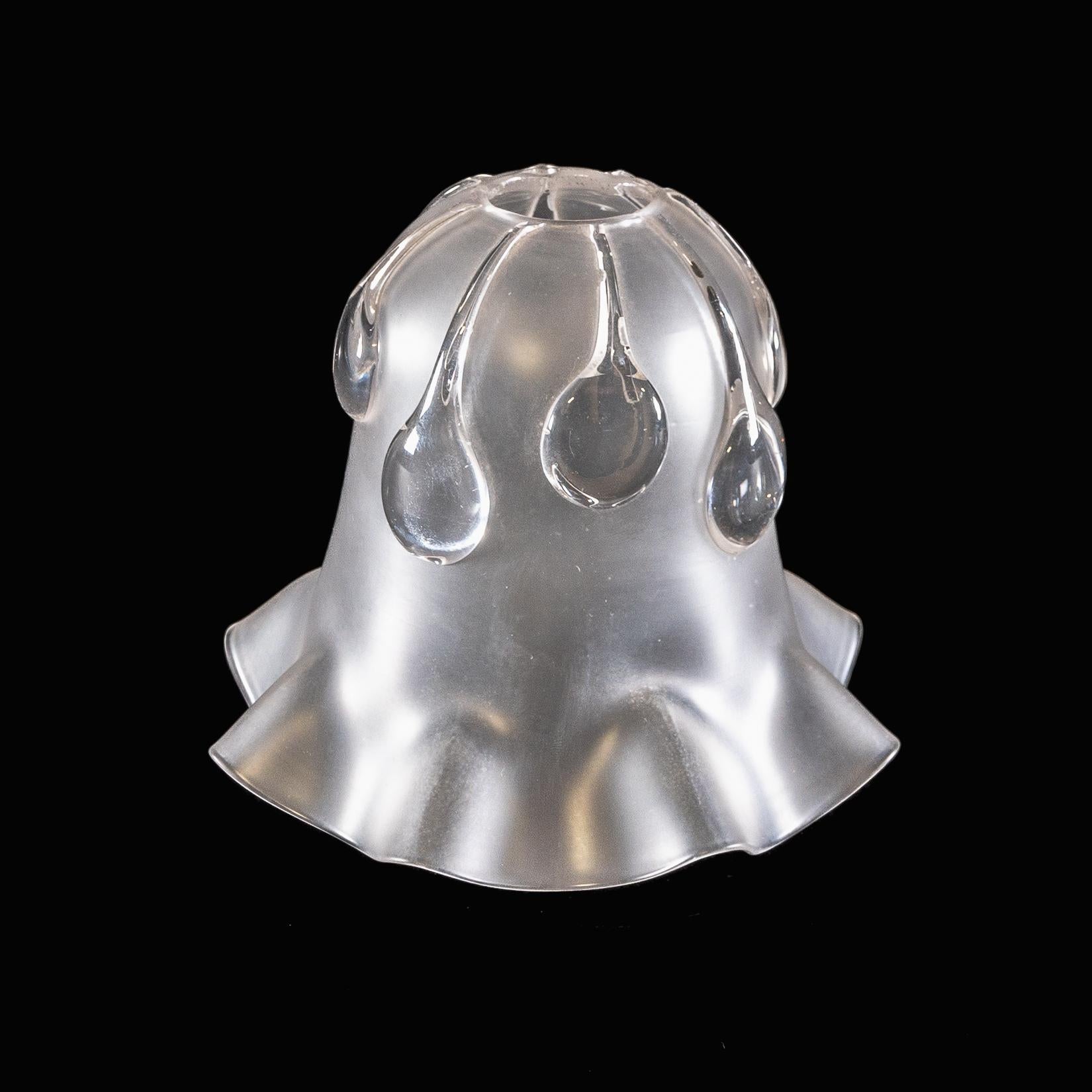 Ein mattierter Glasschirm mit Teardrop-Verzierungen und einem sanft gerafften Rand (Britisch) im Angebot