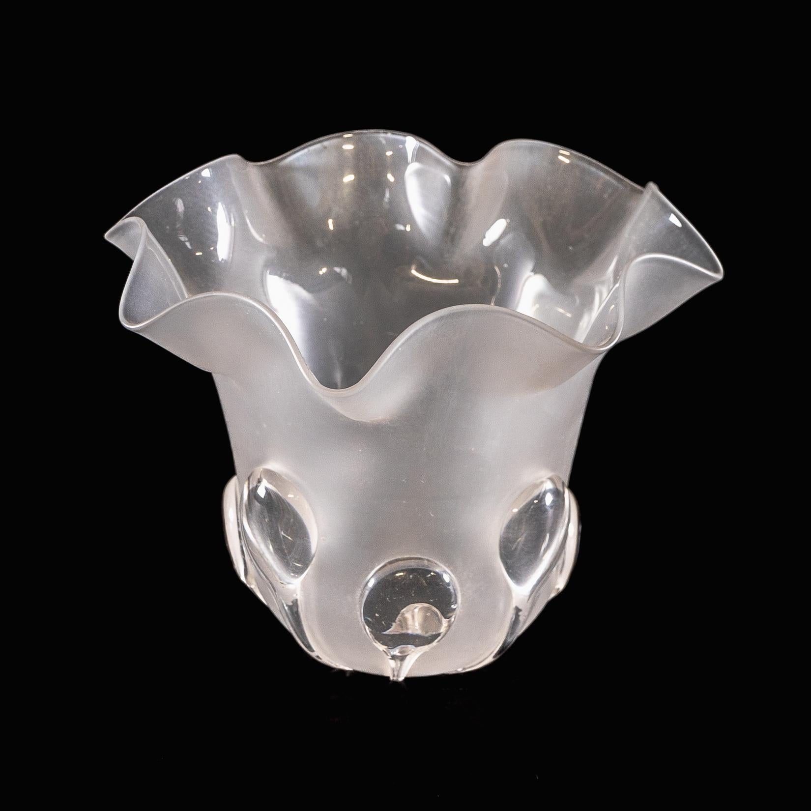 Ein mattierter Glasschirm mit Teardrop-Verzierungen und einem sanft gerafften Rand (Handgefertigt) im Angebot