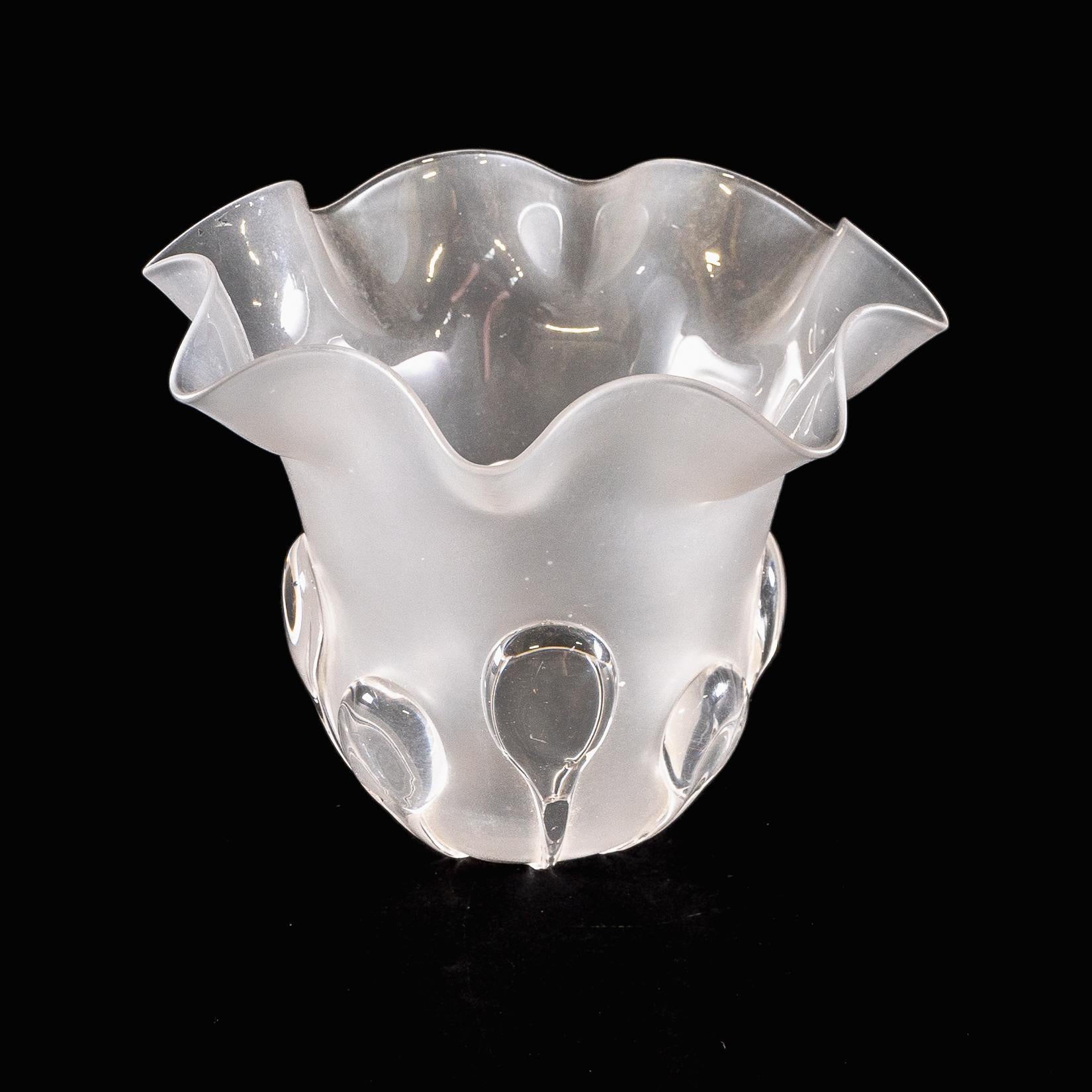 Ein mattierter Glasschirm mit Teardrop-Verzierungen und einem sanft gerafften Rand im Zustand „Gut“ im Angebot in London, GB