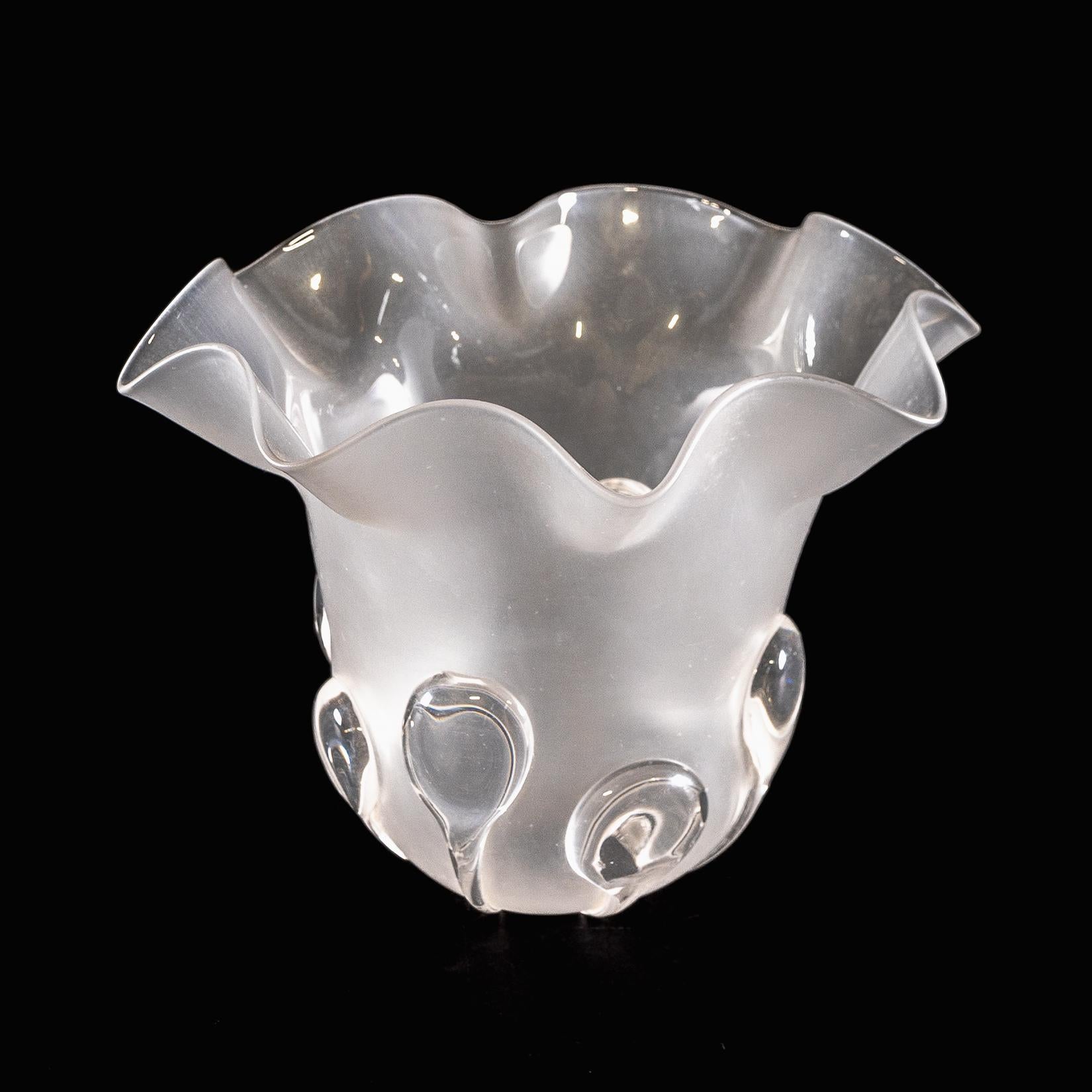 Ein mattierter Glasschirm mit Teardrop-Verzierungen und einem sanft gerafften Rand (20. Jahrhundert) im Angebot