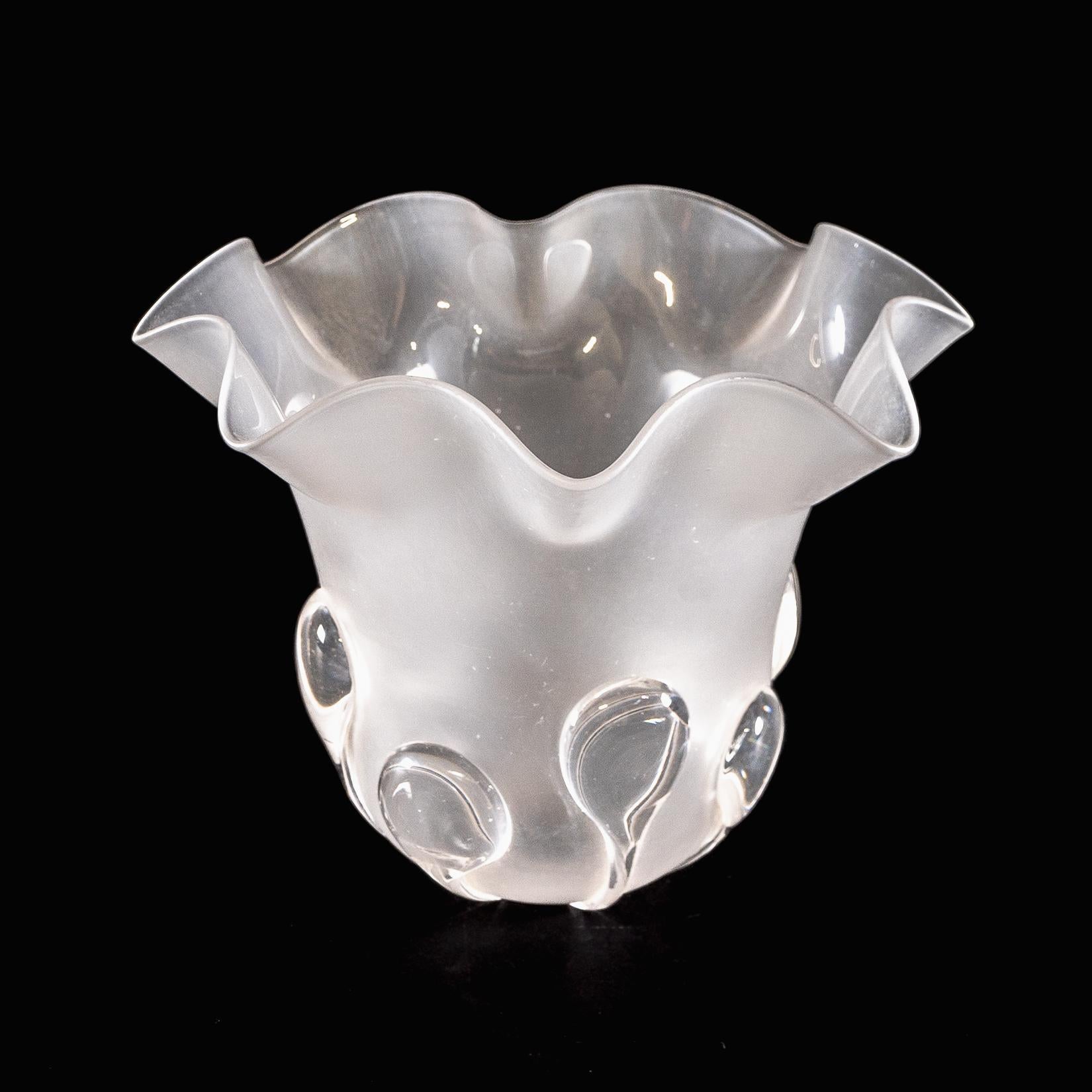 Ein mattierter Glasschirm mit Teardrop-Verzierungen und einem sanft gerafften Rand im Angebot 1
